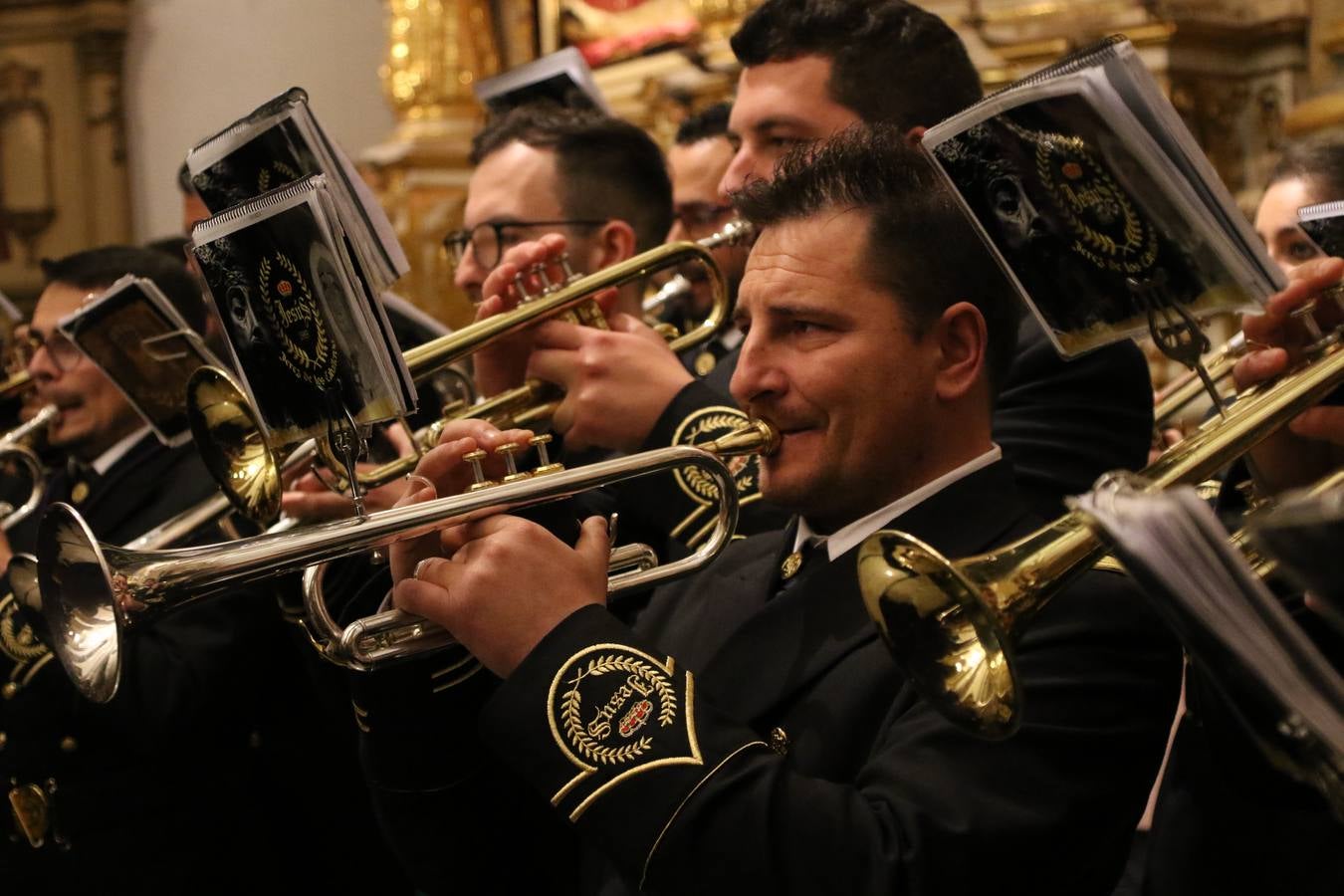 La Iglesia de Santa María de la Encarnación de Jerez de los Caballeros se convirtió, ayer, en el mejor escenario para aunar devoción y sentimiento cofrade. Jerezanos y foráneos se concentraron en su interior para ser partícipes y testigos del sentir y la fe de la Cofradía de 'Nuestro Padre Jesús Nazareno' por sus imágenes titulares. Aunque por la mañana la citada Cofradía sí pudo realizar su ceremonia del Santo Encuentro en el Llano de Santa María, por la tarde, la lluvia impidió la salida de la procesión del 'Santo Entierro'. FOTOS DEL INTERIOR DEL TEMPLO: MARI PAZ ROMERO. FOTOS DE LA SALIDA POR LA MAÑANA: ALBA VENEGAS.