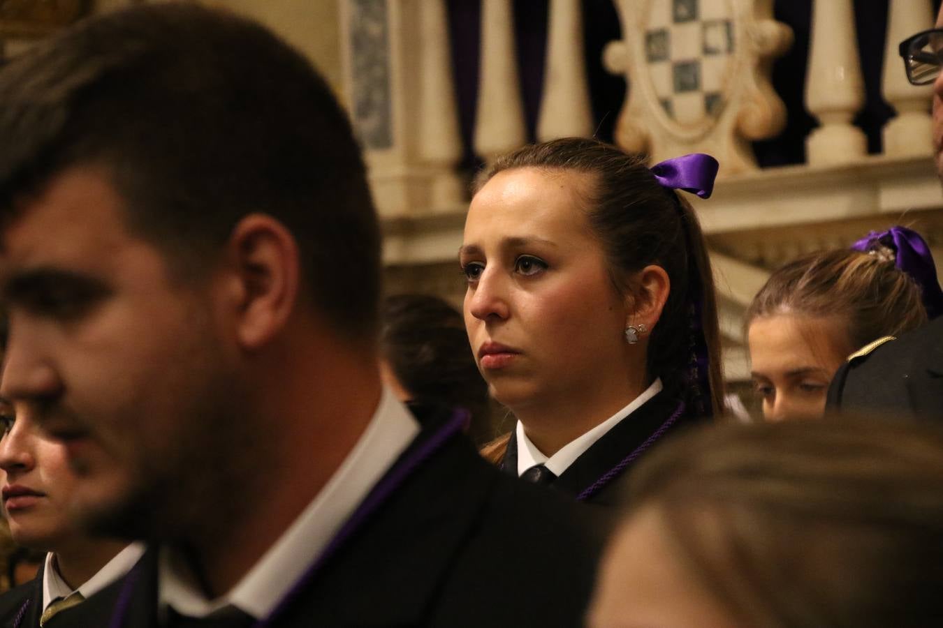 La Iglesia de Santa María de la Encarnación de Jerez de los Caballeros se convirtió, ayer, en el mejor escenario para aunar devoción y sentimiento cofrade. Jerezanos y foráneos se concentraron en su interior para ser partícipes y testigos del sentir y la fe de la Cofradía de 'Nuestro Padre Jesús Nazareno' por sus imágenes titulares. Aunque por la mañana la citada Cofradía sí pudo realizar su ceremonia del Santo Encuentro en el Llano de Santa María, por la tarde, la lluvia impidió la salida de la procesión del 'Santo Entierro'. FOTOS DEL INTERIOR DEL TEMPLO: MARI PAZ ROMERO. FOTOS DE LA SALIDA POR LA MAÑANA: ALBA VENEGAS.
