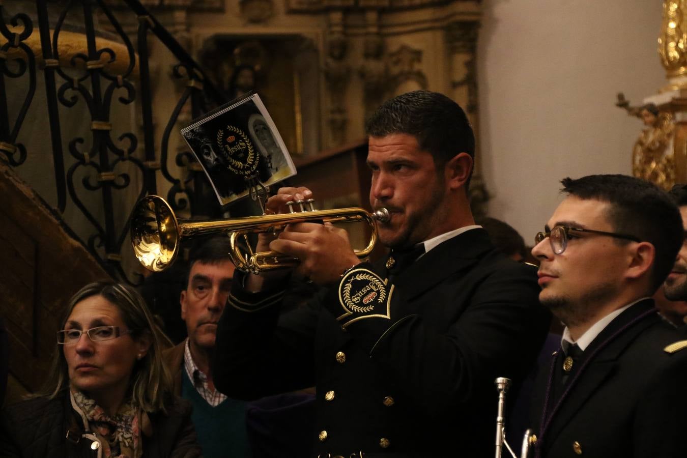 La Iglesia de Santa María de la Encarnación de Jerez de los Caballeros se convirtió, ayer, en el mejor escenario para aunar devoción y sentimiento cofrade. Jerezanos y foráneos se concentraron en su interior para ser partícipes y testigos del sentir y la fe de la Cofradía de 'Nuestro Padre Jesús Nazareno' por sus imágenes titulares. Aunque por la mañana la citada Cofradía sí pudo realizar su ceremonia del Santo Encuentro en el Llano de Santa María, por la tarde, la lluvia impidió la salida de la procesión del 'Santo Entierro'. FOTOS DEL INTERIOR DEL TEMPLO: MARI PAZ ROMERO. FOTOS DE LA SALIDA POR LA MAÑANA: ALBA VENEGAS.