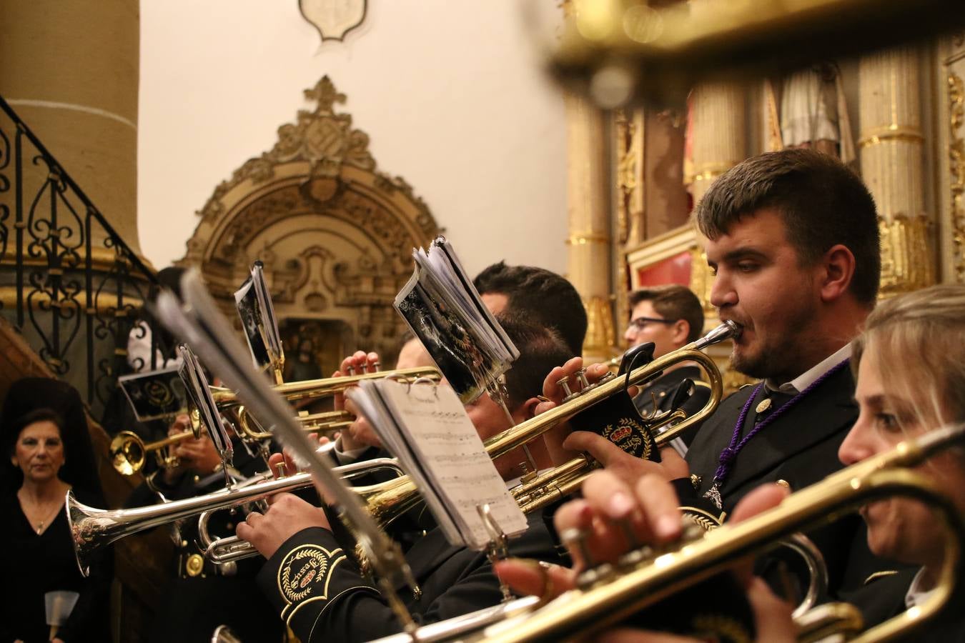 La Iglesia de Santa María de la Encarnación de Jerez de los Caballeros se convirtió, ayer, en el mejor escenario para aunar devoción y sentimiento cofrade. Jerezanos y foráneos se concentraron en su interior para ser partícipes y testigos del sentir y la fe de la Cofradía de 'Nuestro Padre Jesús Nazareno' por sus imágenes titulares. Aunque por la mañana la citada Cofradía sí pudo realizar su ceremonia del Santo Encuentro en el Llano de Santa María, por la tarde, la lluvia impidió la salida de la procesión del 'Santo Entierro'. FOTOS DEL INTERIOR DEL TEMPLO: MARI PAZ ROMERO. FOTOS DE LA SALIDA POR LA MAÑANA: ALBA VENEGAS.