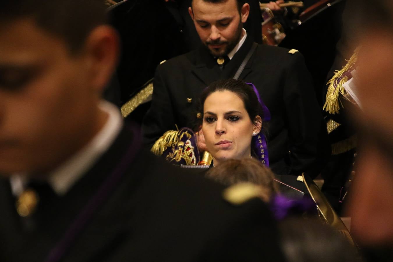 La Iglesia de Santa María de la Encarnación de Jerez de los Caballeros se convirtió, ayer, en el mejor escenario para aunar devoción y sentimiento cofrade. Jerezanos y foráneos se concentraron en su interior para ser partícipes y testigos del sentir y la fe de la Cofradía de 'Nuestro Padre Jesús Nazareno' por sus imágenes titulares. Aunque por la mañana la citada Cofradía sí pudo realizar su ceremonia del Santo Encuentro en el Llano de Santa María, por la tarde, la lluvia impidió la salida de la procesión del 'Santo Entierro'. FOTOS DEL INTERIOR DEL TEMPLO: MARI PAZ ROMERO. FOTOS DE LA SALIDA POR LA MAÑANA: ALBA VENEGAS.