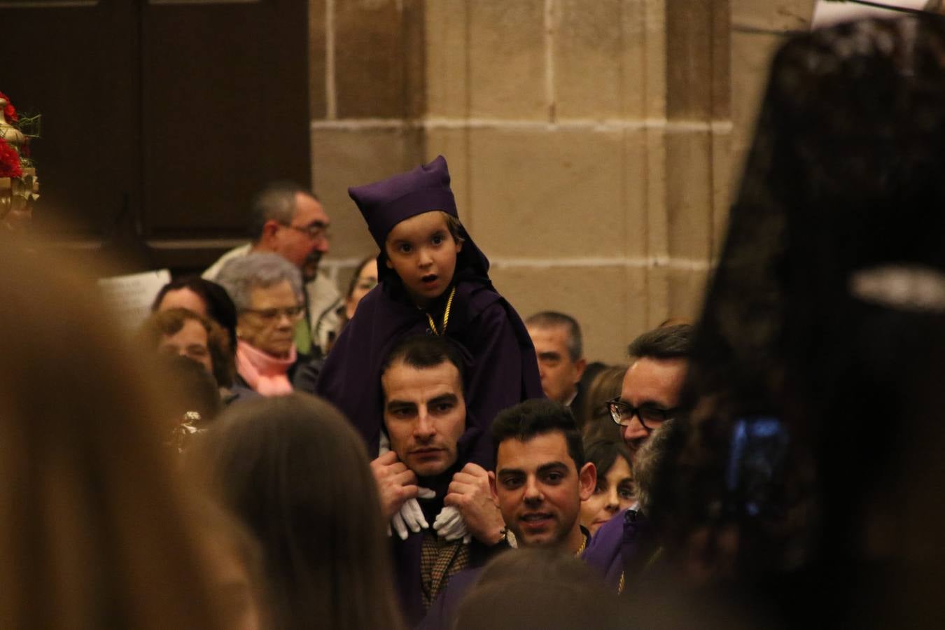 La Iglesia de Santa María de la Encarnación de Jerez de los Caballeros se convirtió, ayer, en el mejor escenario para aunar devoción y sentimiento cofrade. Jerezanos y foráneos se concentraron en su interior para ser partícipes y testigos del sentir y la fe de la Cofradía de 'Nuestro Padre Jesús Nazareno' por sus imágenes titulares. Aunque por la mañana la citada Cofradía sí pudo realizar su ceremonia del Santo Encuentro en el Llano de Santa María, por la tarde, la lluvia impidió la salida de la procesión del 'Santo Entierro'. FOTOS DEL INTERIOR DEL TEMPLO: MARI PAZ ROMERO. FOTOS DE LA SALIDA POR LA MAÑANA: ALBA VENEGAS.