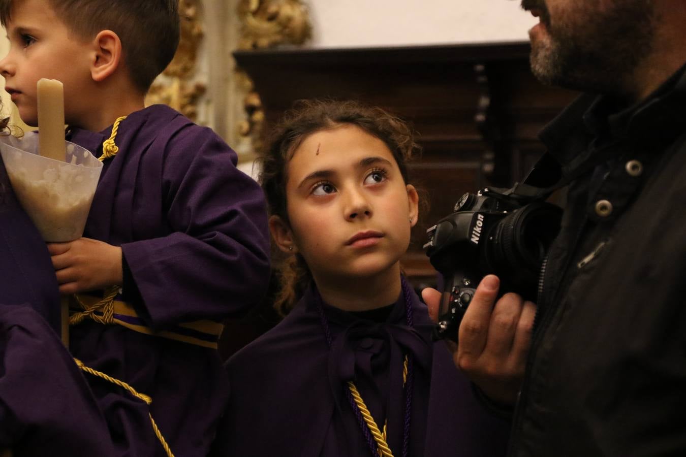 La Iglesia de Santa María de la Encarnación de Jerez de los Caballeros se convirtió, ayer, en el mejor escenario para aunar devoción y sentimiento cofrade. Jerezanos y foráneos se concentraron en su interior para ser partícipes y testigos del sentir y la fe de la Cofradía de 'Nuestro Padre Jesús Nazareno' por sus imágenes titulares. Aunque por la mañana la citada Cofradía sí pudo realizar su ceremonia del Santo Encuentro en el Llano de Santa María, por la tarde, la lluvia impidió la salida de la procesión del 'Santo Entierro'. FOTOS DEL INTERIOR DEL TEMPLO: MARI PAZ ROMERO. FOTOS DE LA SALIDA POR LA MAÑANA: ALBA VENEGAS.