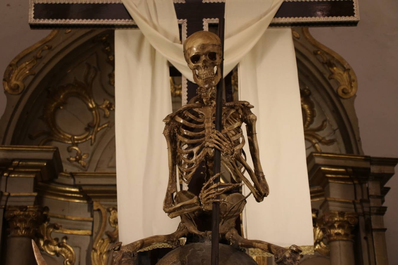 La Iglesia de Santa María de la Encarnación de Jerez de los Caballeros se convirtió, ayer, en el mejor escenario para aunar devoción y sentimiento cofrade. Jerezanos y foráneos se concentraron en su interior para ser partícipes y testigos del sentir y la fe de la Cofradía de 'Nuestro Padre Jesús Nazareno' por sus imágenes titulares. Aunque por la mañana la citada Cofradía sí pudo realizar su ceremonia del Santo Encuentro en el Llano de Santa María, por la tarde, la lluvia impidió la salida de la procesión del 'Santo Entierro'. FOTOS DEL INTERIOR DEL TEMPLO: MARI PAZ ROMERO. FOTOS DE LA SALIDA POR LA MAÑANA: ALBA VENEGAS.