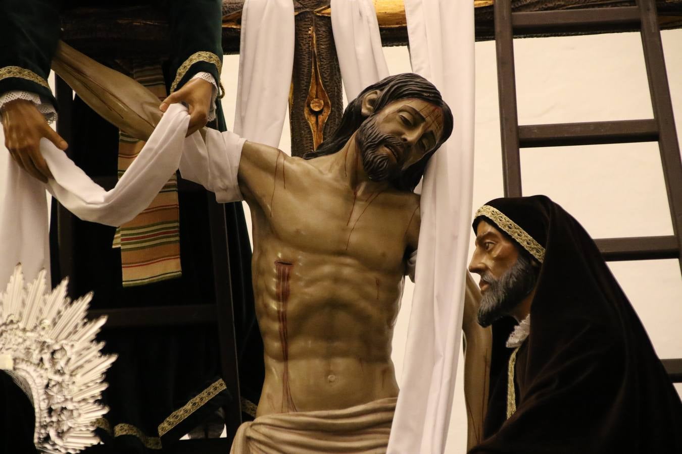 La Iglesia de Santa María de la Encarnación de Jerez de los Caballeros se convirtió, ayer, en el mejor escenario para aunar devoción y sentimiento cofrade. Jerezanos y foráneos se concentraron en su interior para ser partícipes y testigos del sentir y la fe de la Cofradía de 'Nuestro Padre Jesús Nazareno' por sus imágenes titulares. Aunque por la mañana la citada Cofradía sí pudo realizar su ceremonia del Santo Encuentro en el Llano de Santa María, por la tarde, la lluvia impidió la salida de la procesión del 'Santo Entierro'. FOTOS DEL INTERIOR DEL TEMPLO: MARI PAZ ROMERO. FOTOS DE LA SALIDA POR LA MAÑANA: ALBA VENEGAS.