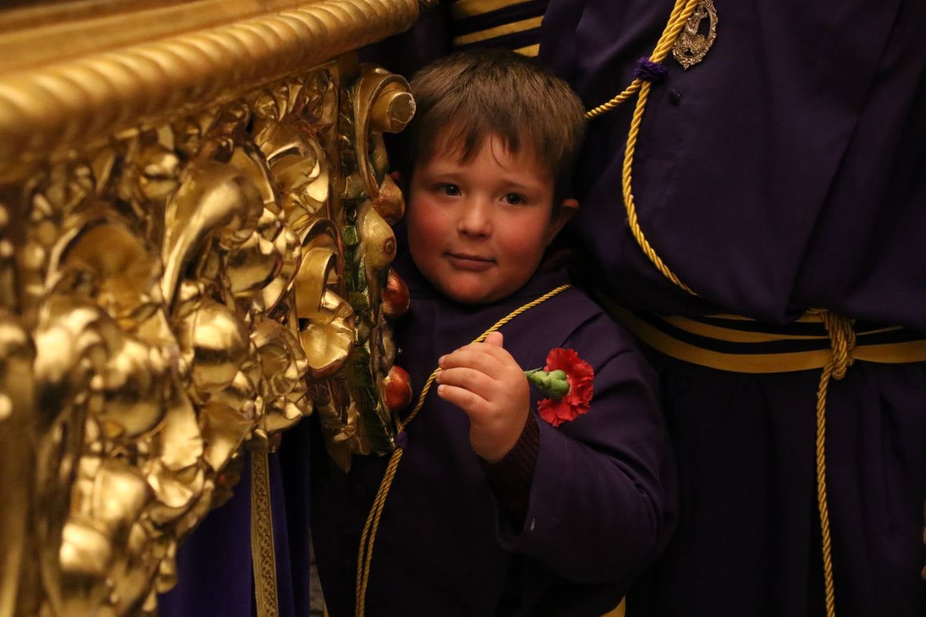 La Iglesia de Santa María de la Encarnación de Jerez de los Caballeros se convirtió, ayer, en el mejor escenario para aunar devoción y sentimiento cofrade. Jerezanos y foráneos se concentraron en su interior para ser partícipes y testigos del sentir y la fe de la Cofradía de 'Nuestro Padre Jesús Nazareno' por sus imágenes titulares. Aunque por la mañana la citada Cofradía sí pudo realizar su ceremonia del Santo Encuentro en el Llano de Santa María, por la tarde, la lluvia impidió la salida de la procesión del 'Santo Entierro'. FOTOS DEL INTERIOR DEL TEMPLO: MARI PAZ ROMERO. FOTOS DE LA SALIDA POR LA MAÑANA: ALBA VENEGAS.