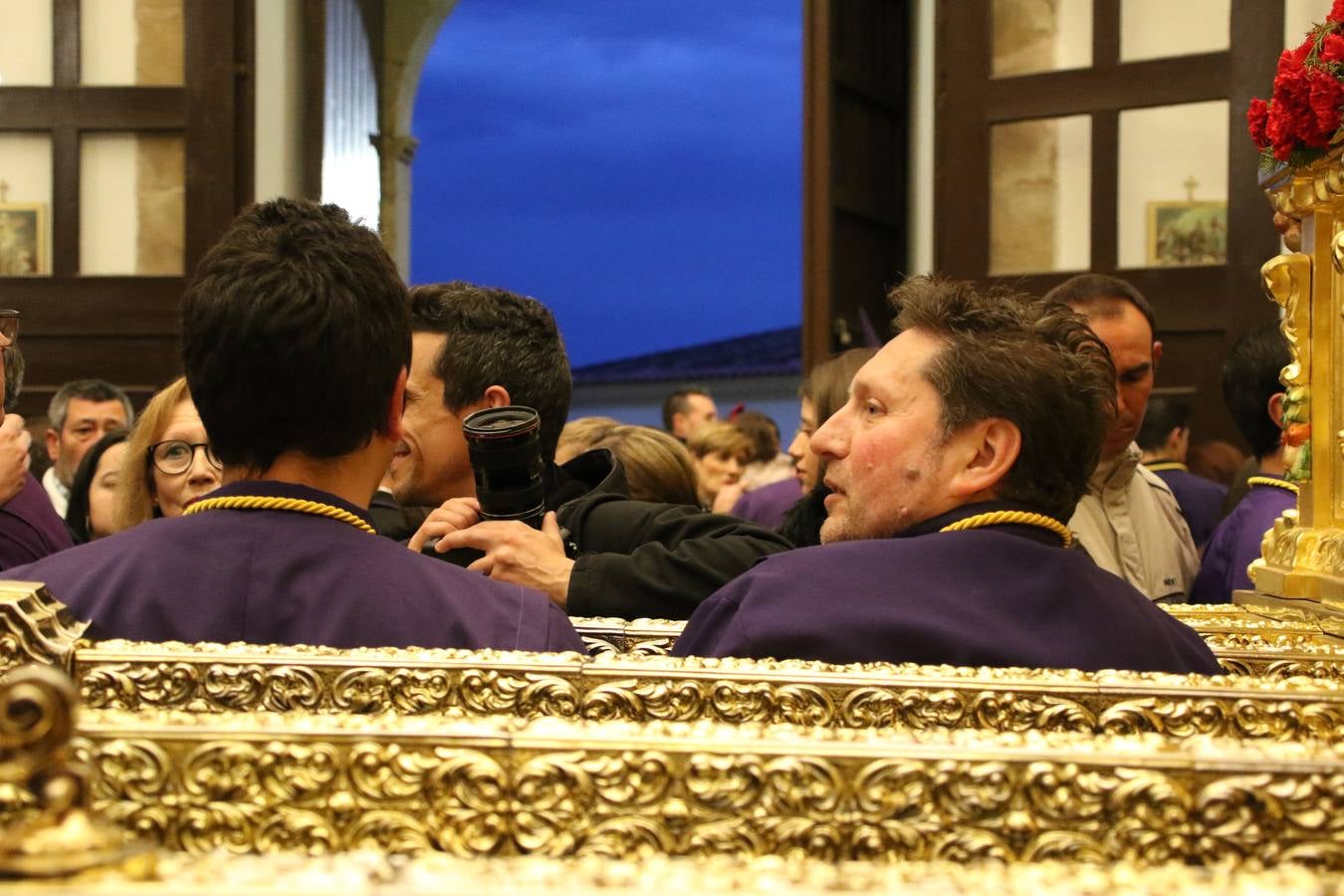 La Iglesia de Santa María de la Encarnación de Jerez de los Caballeros se convirtió, ayer, en el mejor escenario para aunar devoción y sentimiento cofrade. Jerezanos y foráneos se concentraron en su interior para ser partícipes y testigos del sentir y la fe de la Cofradía de 'Nuestro Padre Jesús Nazareno' por sus imágenes titulares. Aunque por la mañana la citada Cofradía sí pudo realizar su ceremonia del Santo Encuentro en el Llano de Santa María, por la tarde, la lluvia impidió la salida de la procesión del 'Santo Entierro'. FOTOS DEL INTERIOR DEL TEMPLO: MARI PAZ ROMERO. FOTOS DE LA SALIDA POR LA MAÑANA: ALBA VENEGAS.