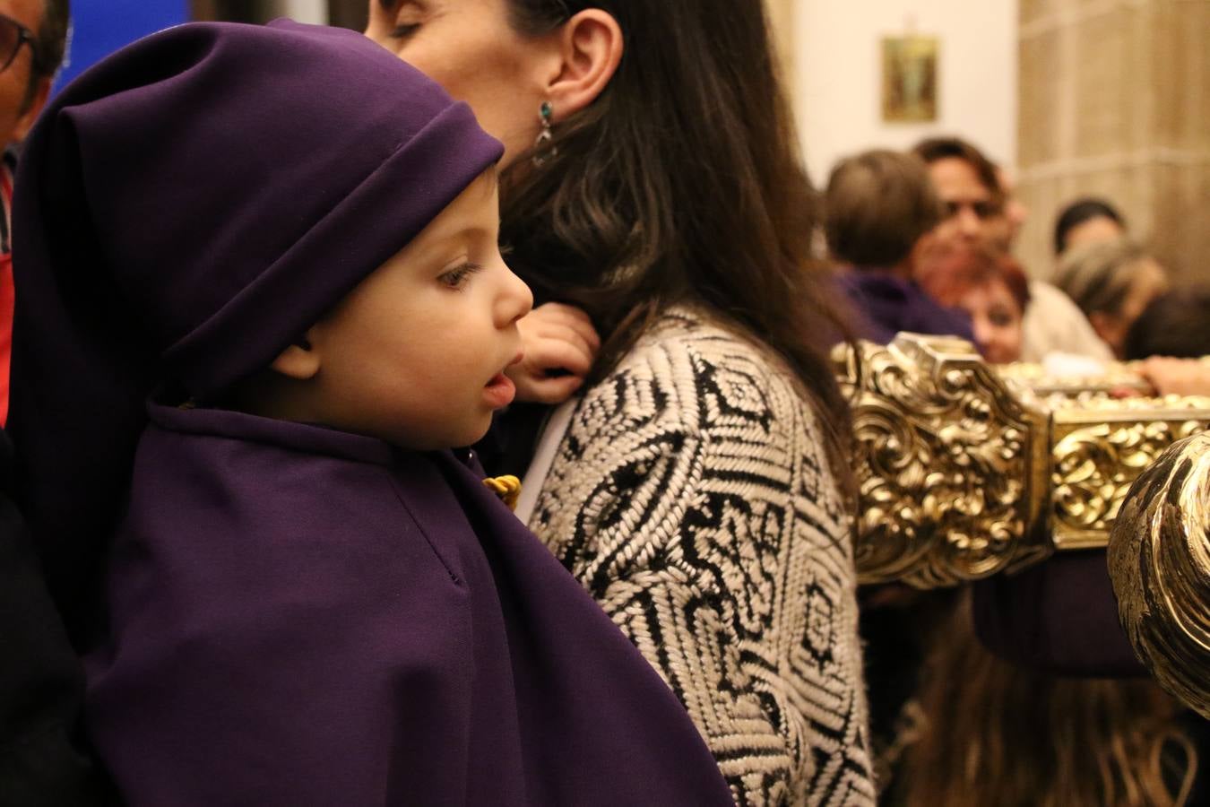 La Iglesia de Santa María de la Encarnación de Jerez de los Caballeros se convirtió, ayer, en el mejor escenario para aunar devoción y sentimiento cofrade. Jerezanos y foráneos se concentraron en su interior para ser partícipes y testigos del sentir y la fe de la Cofradía de 'Nuestro Padre Jesús Nazareno' por sus imágenes titulares. Aunque por la mañana la citada Cofradía sí pudo realizar su ceremonia del Santo Encuentro en el Llano de Santa María, por la tarde, la lluvia impidió la salida de la procesión del 'Santo Entierro'. FOTOS DEL INTERIOR DEL TEMPLO: MARI PAZ ROMERO. FOTOS DE LA SALIDA POR LA MAÑANA: ALBA VENEGAS.