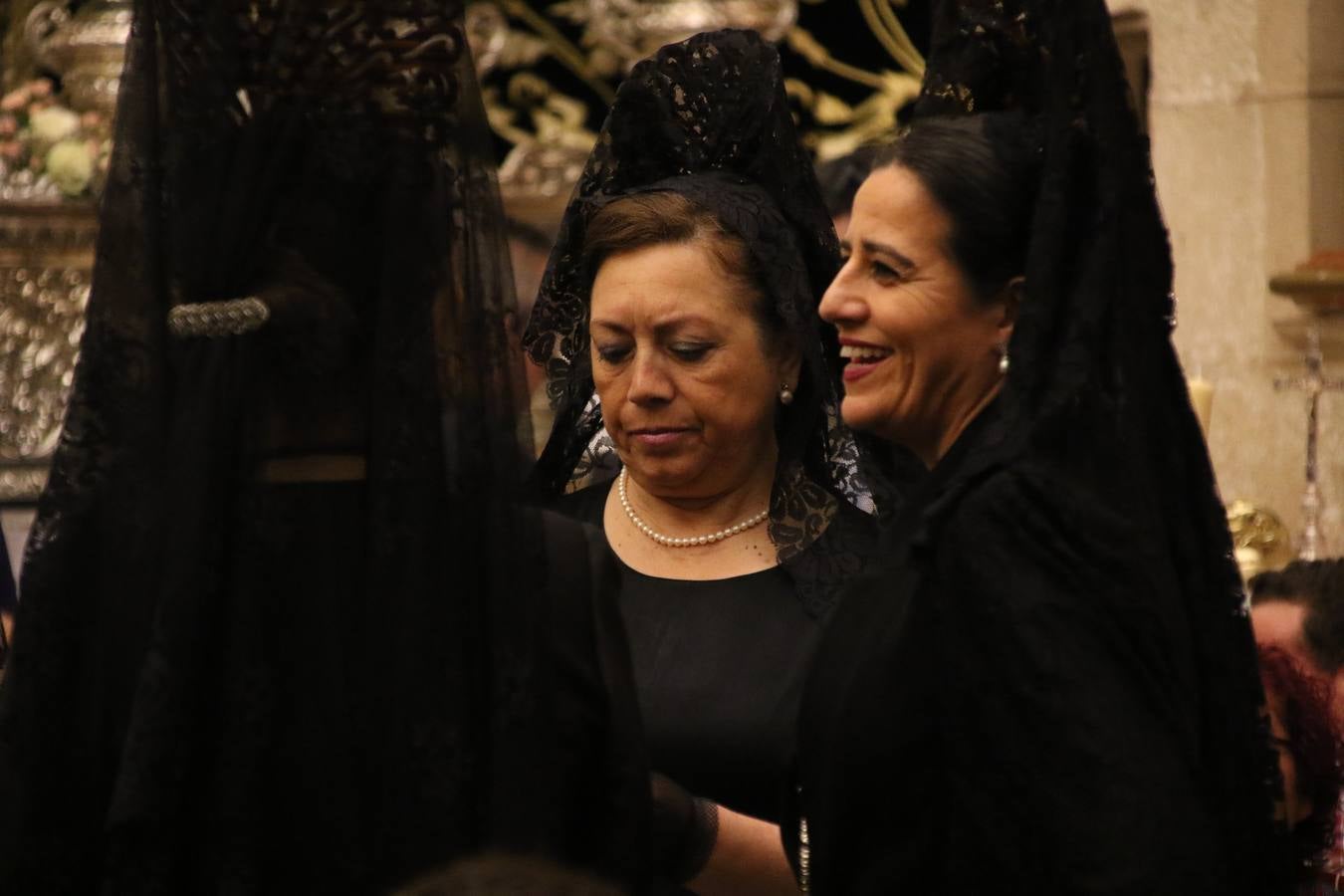 La Iglesia de Santa María de la Encarnación de Jerez de los Caballeros se convirtió, ayer, en el mejor escenario para aunar devoción y sentimiento cofrade. Jerezanos y foráneos se concentraron en su interior para ser partícipes y testigos del sentir y la fe de la Cofradía de 'Nuestro Padre Jesús Nazareno' por sus imágenes titulares. Aunque por la mañana la citada Cofradía sí pudo realizar su ceremonia del Santo Encuentro en el Llano de Santa María, por la tarde, la lluvia impidió la salida de la procesión del 'Santo Entierro'. FOTOS DEL INTERIOR DEL TEMPLO: MARI PAZ ROMERO. FOTOS DE LA SALIDA POR LA MAÑANA: ALBA VENEGAS.