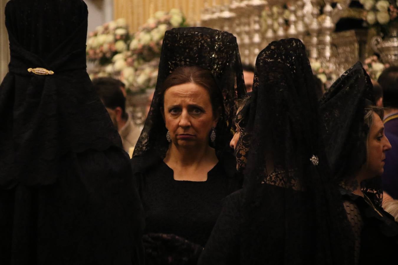 La Iglesia de Santa María de la Encarnación de Jerez de los Caballeros se convirtió, ayer, en el mejor escenario para aunar devoción y sentimiento cofrade. Jerezanos y foráneos se concentraron en su interior para ser partícipes y testigos del sentir y la fe de la Cofradía de 'Nuestro Padre Jesús Nazareno' por sus imágenes titulares. Aunque por la mañana la citada Cofradía sí pudo realizar su ceremonia del Santo Encuentro en el Llano de Santa María, por la tarde, la lluvia impidió la salida de la procesión del 'Santo Entierro'. FOTOS DEL INTERIOR DEL TEMPLO: MARI PAZ ROMERO. FOTOS DE LA SALIDA POR LA MAÑANA: ALBA VENEGAS.