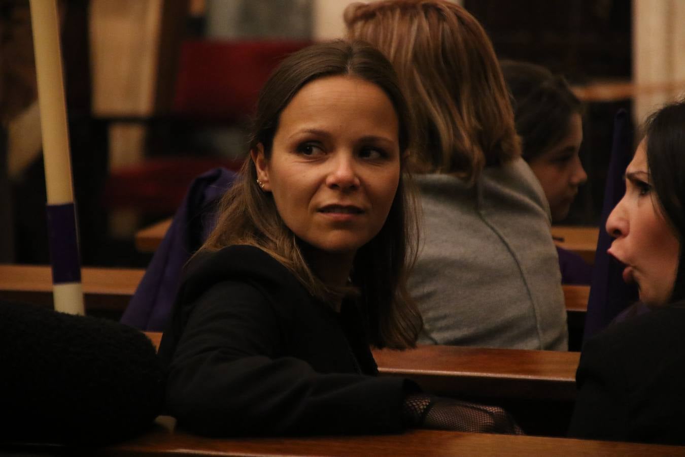 La Iglesia de Santa María de la Encarnación de Jerez de los Caballeros se convirtió, ayer, en el mejor escenario para aunar devoción y sentimiento cofrade. Jerezanos y foráneos se concentraron en su interior para ser partícipes y testigos del sentir y la fe de la Cofradía de 'Nuestro Padre Jesús Nazareno' por sus imágenes titulares. Aunque por la mañana la citada Cofradía sí pudo realizar su ceremonia del Santo Encuentro en el Llano de Santa María, por la tarde, la lluvia impidió la salida de la procesión del 'Santo Entierro'. FOTOS DEL INTERIOR DEL TEMPLO: MARI PAZ ROMERO. FOTOS DE LA SALIDA POR LA MAÑANA: ALBA VENEGAS.