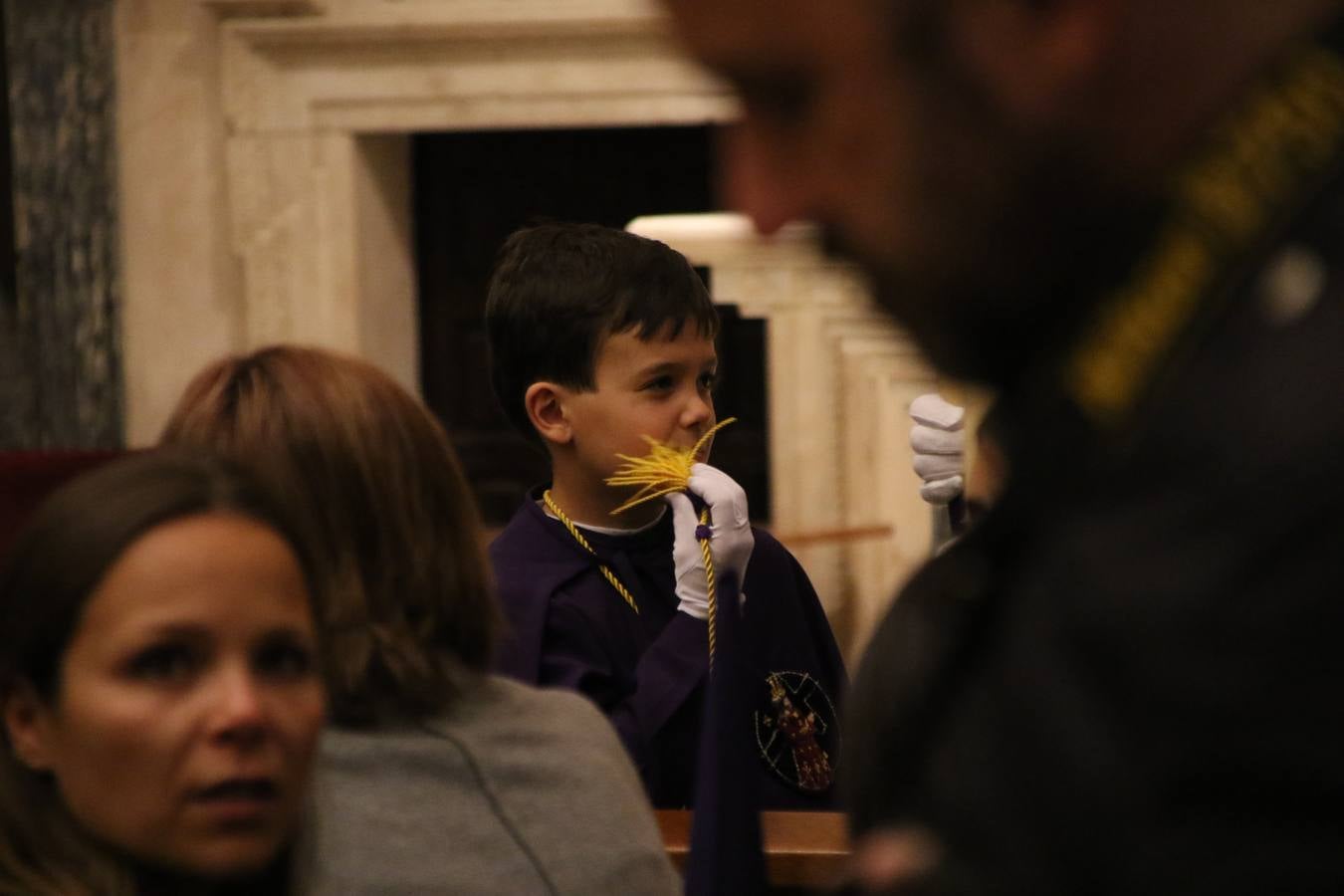 La Iglesia de Santa María de la Encarnación de Jerez de los Caballeros se convirtió, ayer, en el mejor escenario para aunar devoción y sentimiento cofrade. Jerezanos y foráneos se concentraron en su interior para ser partícipes y testigos del sentir y la fe de la Cofradía de 'Nuestro Padre Jesús Nazareno' por sus imágenes titulares. Aunque por la mañana la citada Cofradía sí pudo realizar su ceremonia del Santo Encuentro en el Llano de Santa María, por la tarde, la lluvia impidió la salida de la procesión del 'Santo Entierro'. FOTOS DEL INTERIOR DEL TEMPLO: MARI PAZ ROMERO. FOTOS DE LA SALIDA POR LA MAÑANA: ALBA VENEGAS.