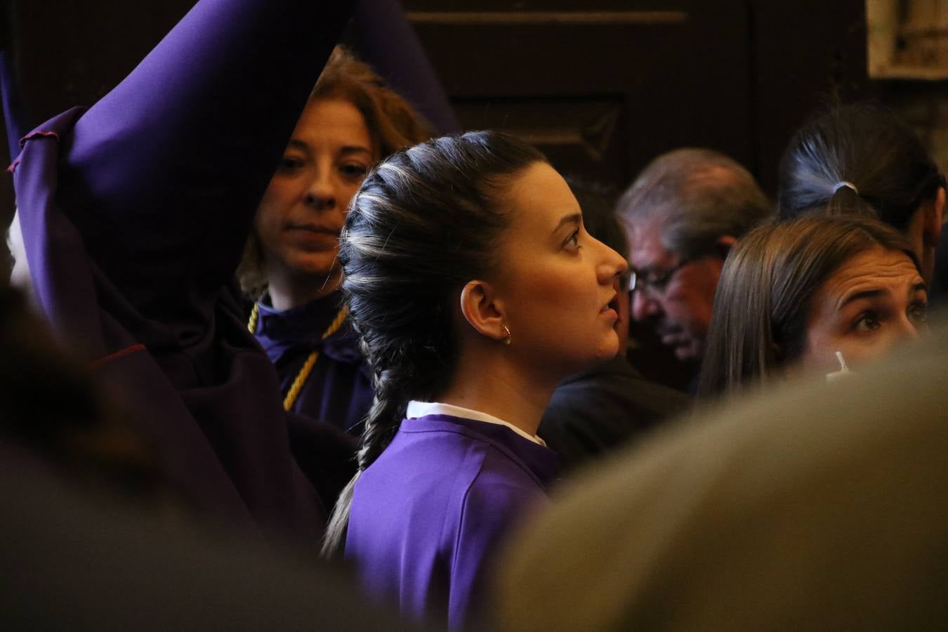 La Iglesia de Santa María de la Encarnación de Jerez de los Caballeros se convirtió, ayer, en el mejor escenario para aunar devoción y sentimiento cofrade. Jerezanos y foráneos se concentraron en su interior para ser partícipes y testigos del sentir y la fe de la Cofradía de 'Nuestro Padre Jesús Nazareno' por sus imágenes titulares. Aunque por la mañana la citada Cofradía sí pudo realizar su ceremonia del Santo Encuentro en el Llano de Santa María, por la tarde, la lluvia impidió la salida de la procesión del 'Santo Entierro'. FOTOS DEL INTERIOR DEL TEMPLO: MARI PAZ ROMERO. FOTOS DE LA SALIDA POR LA MAÑANA: ALBA VENEGAS.