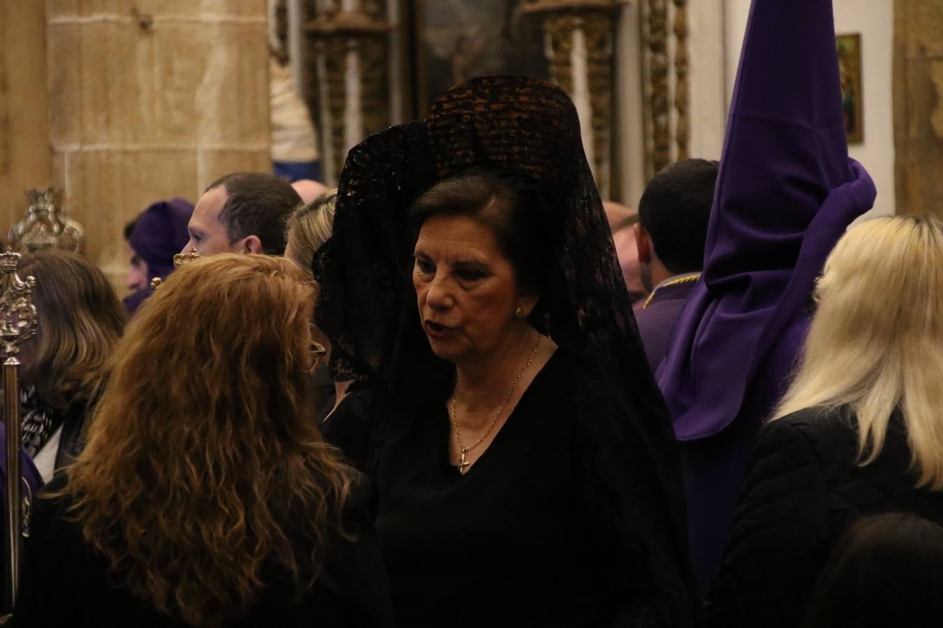 La Iglesia de Santa María de la Encarnación de Jerez de los Caballeros se convirtió, ayer, en el mejor escenario para aunar devoción y sentimiento cofrade. Jerezanos y foráneos se concentraron en su interior para ser partícipes y testigos del sentir y la fe de la Cofradía de 'Nuestro Padre Jesús Nazareno' por sus imágenes titulares. Aunque por la mañana la citada Cofradía sí pudo realizar su ceremonia del Santo Encuentro en el Llano de Santa María, por la tarde, la lluvia impidió la salida de la procesión del 'Santo Entierro'. FOTOS DEL INTERIOR DEL TEMPLO: MARI PAZ ROMERO. FOTOS DE LA SALIDA POR LA MAÑANA: ALBA VENEGAS.
