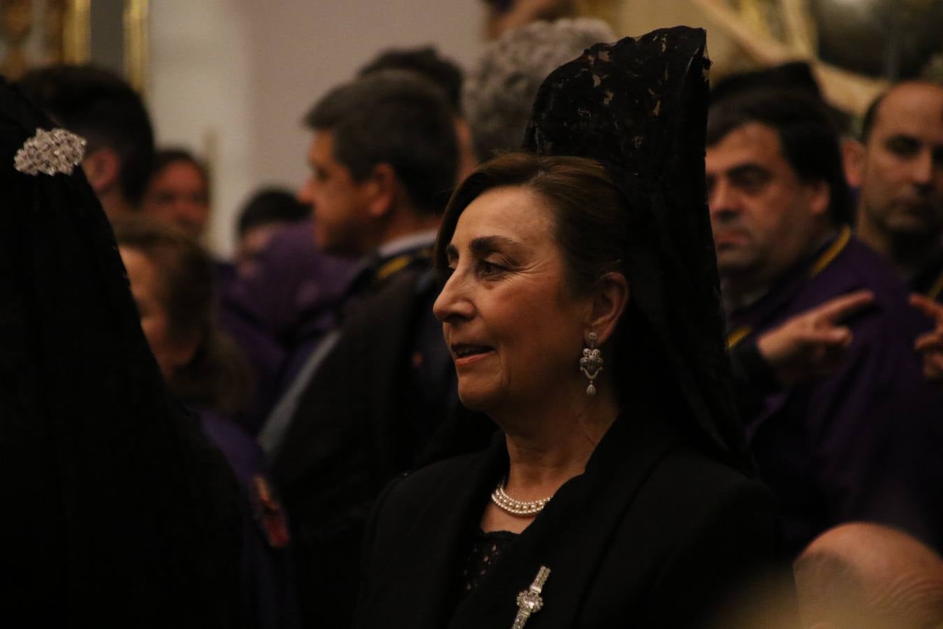 La Iglesia de Santa María de la Encarnación de Jerez de los Caballeros se convirtió, ayer, en el mejor escenario para aunar devoción y sentimiento cofrade. Jerezanos y foráneos se concentraron en su interior para ser partícipes y testigos del sentir y la fe de la Cofradía de 'Nuestro Padre Jesús Nazareno' por sus imágenes titulares. Aunque por la mañana la citada Cofradía sí pudo realizar su ceremonia del Santo Encuentro en el Llano de Santa María, por la tarde, la lluvia impidió la salida de la procesión del 'Santo Entierro'. FOTOS DEL INTERIOR DEL TEMPLO: MARI PAZ ROMERO. FOTOS DE LA SALIDA POR LA MAÑANA: ALBA VENEGAS.