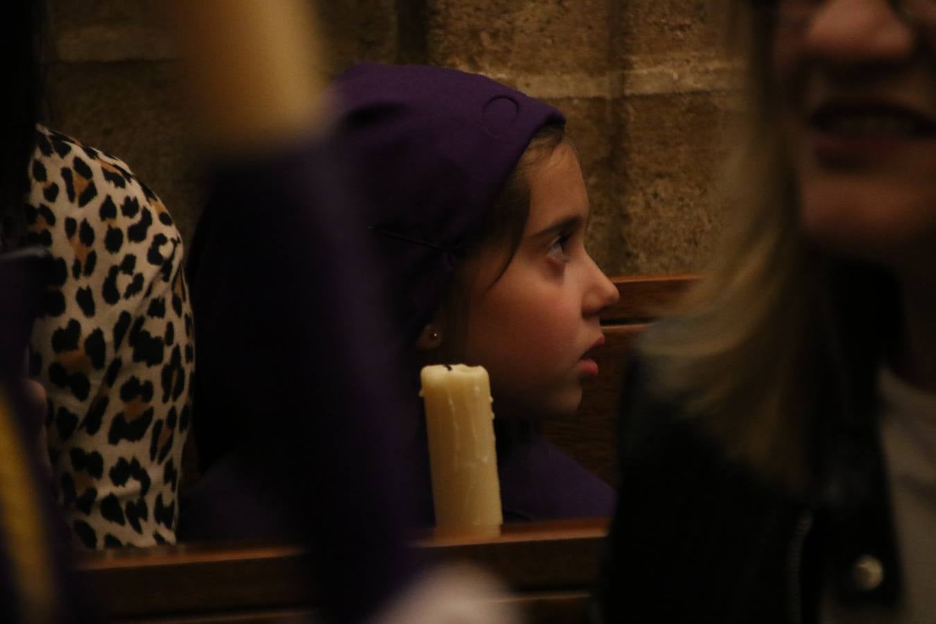 La Iglesia de Santa María de la Encarnación de Jerez de los Caballeros se convirtió, ayer, en el mejor escenario para aunar devoción y sentimiento cofrade. Jerezanos y foráneos se concentraron en su interior para ser partícipes y testigos del sentir y la fe de la Cofradía de 'Nuestro Padre Jesús Nazareno' por sus imágenes titulares. Aunque por la mañana la citada Cofradía sí pudo realizar su ceremonia del Santo Encuentro en el Llano de Santa María, por la tarde, la lluvia impidió la salida de la procesión del 'Santo Entierro'. FOTOS DEL INTERIOR DEL TEMPLO: MARI PAZ ROMERO. FOTOS DE LA SALIDA POR LA MAÑANA: ALBA VENEGAS.