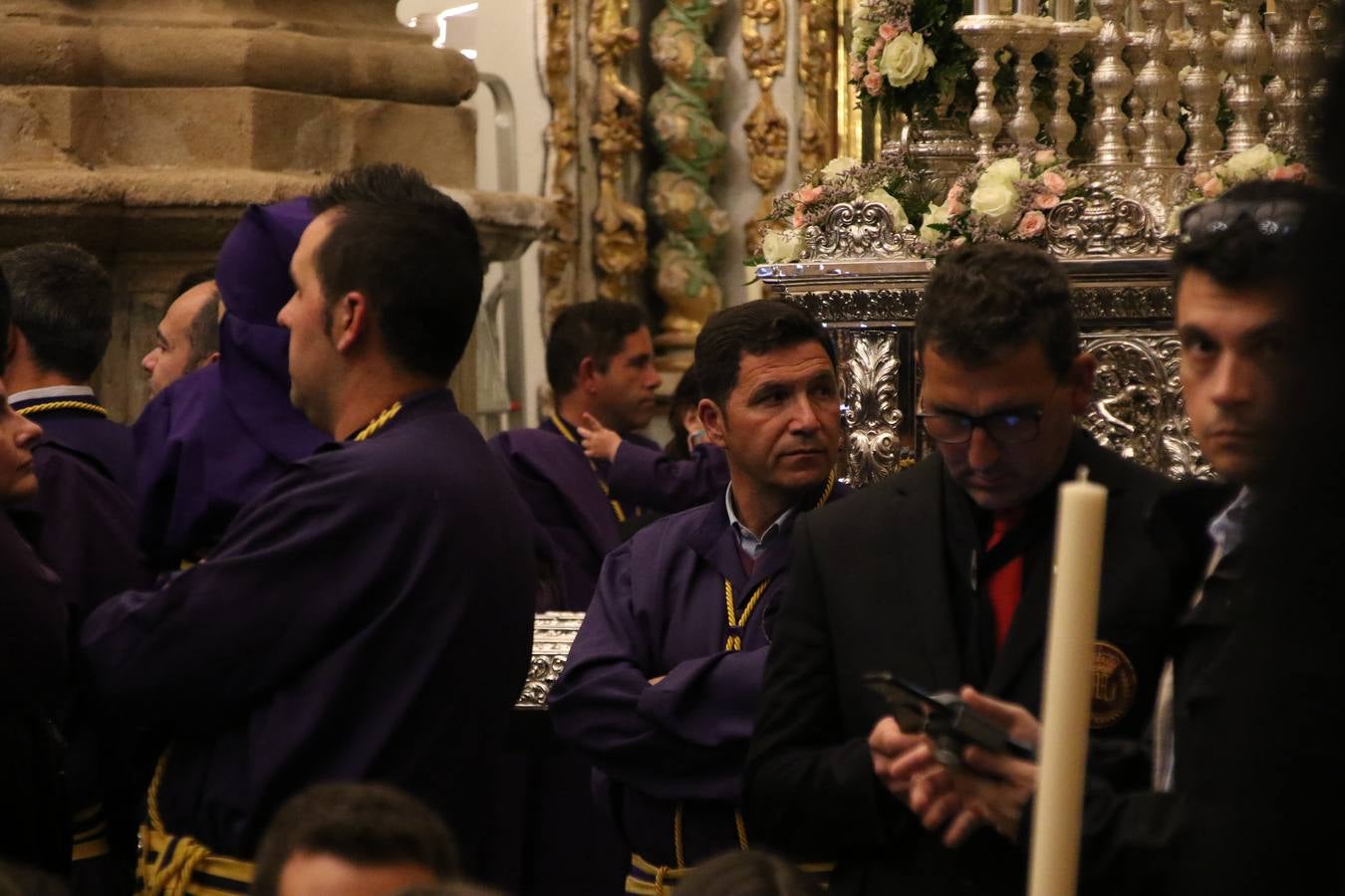 La Iglesia de Santa María de la Encarnación de Jerez de los Caballeros se convirtió, ayer, en el mejor escenario para aunar devoción y sentimiento cofrade. Jerezanos y foráneos se concentraron en su interior para ser partícipes y testigos del sentir y la fe de la Cofradía de 'Nuestro Padre Jesús Nazareno' por sus imágenes titulares. Aunque por la mañana la citada Cofradía sí pudo realizar su ceremonia del Santo Encuentro en el Llano de Santa María, por la tarde, la lluvia impidió la salida de la procesión del 'Santo Entierro'. FOTOS DEL INTERIOR DEL TEMPLO: MARI PAZ ROMERO. FOTOS DE LA SALIDA POR LA MAÑANA: ALBA VENEGAS.