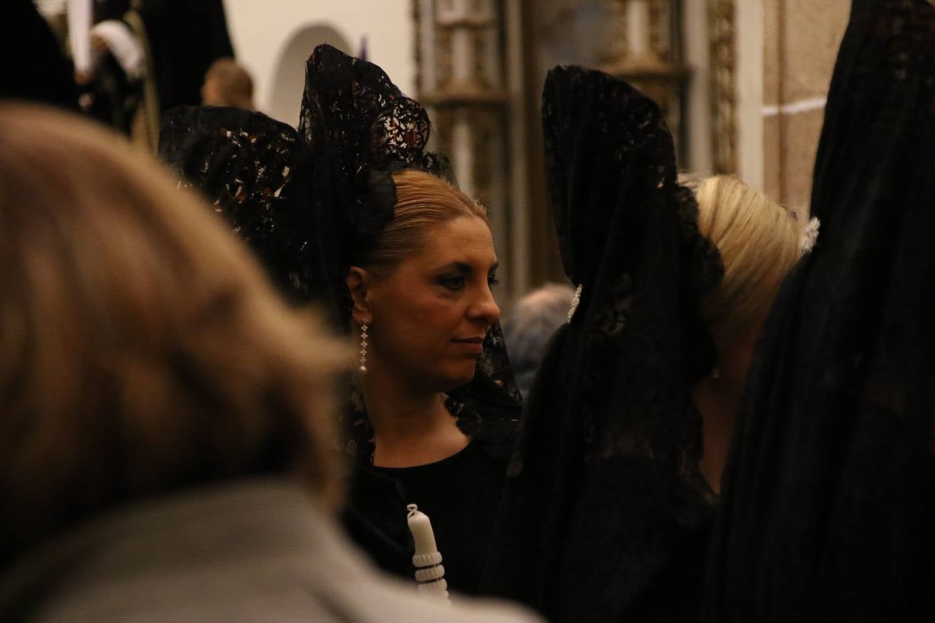 La Iglesia de Santa María de la Encarnación de Jerez de los Caballeros se convirtió, ayer, en el mejor escenario para aunar devoción y sentimiento cofrade. Jerezanos y foráneos se concentraron en su interior para ser partícipes y testigos del sentir y la fe de la Cofradía de 'Nuestro Padre Jesús Nazareno' por sus imágenes titulares. Aunque por la mañana la citada Cofradía sí pudo realizar su ceremonia del Santo Encuentro en el Llano de Santa María, por la tarde, la lluvia impidió la salida de la procesión del 'Santo Entierro'. FOTOS DEL INTERIOR DEL TEMPLO: MARI PAZ ROMERO. FOTOS DE LA SALIDA POR LA MAÑANA: ALBA VENEGAS.