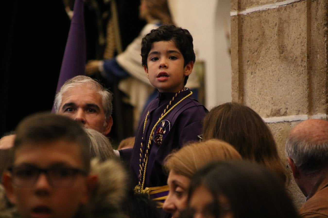 La Iglesia de Santa María de la Encarnación de Jerez de los Caballeros se convirtió, ayer, en el mejor escenario para aunar devoción y sentimiento cofrade. Jerezanos y foráneos se concentraron en su interior para ser partícipes y testigos del sentir y la fe de la Cofradía de 'Nuestro Padre Jesús Nazareno' por sus imágenes titulares. Aunque por la mañana la citada Cofradía sí pudo realizar su ceremonia del Santo Encuentro en el Llano de Santa María, por la tarde, la lluvia impidió la salida de la procesión del 'Santo Entierro'. FOTOS DEL INTERIOR DEL TEMPLO: MARI PAZ ROMERO. FOTOS DE LA SALIDA POR LA MAÑANA: ALBA VENEGAS.