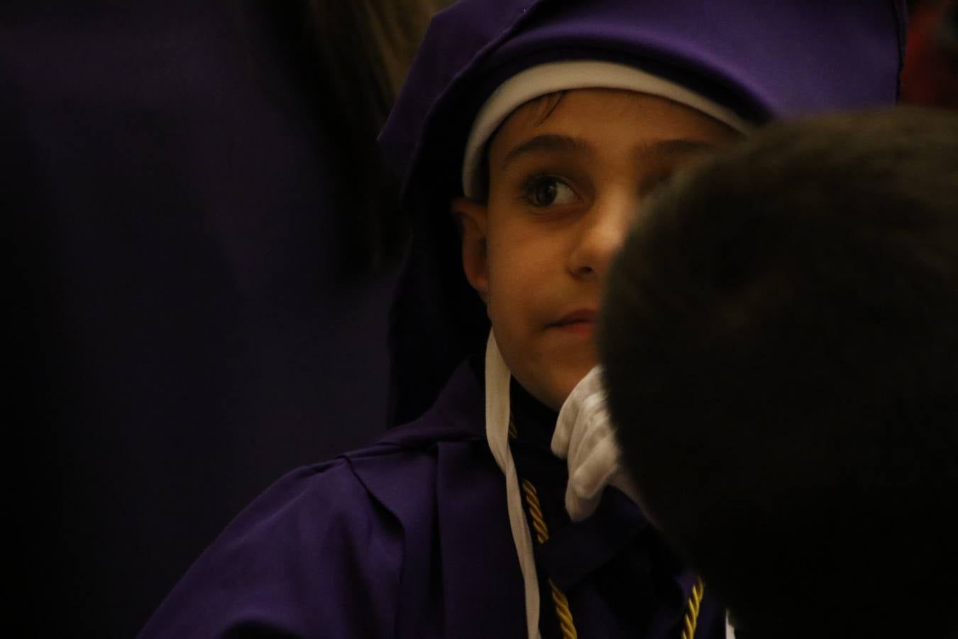La Iglesia de Santa María de la Encarnación de Jerez de los Caballeros se convirtió, ayer, en el mejor escenario para aunar devoción y sentimiento cofrade. Jerezanos y foráneos se concentraron en su interior para ser partícipes y testigos del sentir y la fe de la Cofradía de 'Nuestro Padre Jesús Nazareno' por sus imágenes titulares. Aunque por la mañana la citada Cofradía sí pudo realizar su ceremonia del Santo Encuentro en el Llano de Santa María, por la tarde, la lluvia impidió la salida de la procesión del 'Santo Entierro'. FOTOS DEL INTERIOR DEL TEMPLO: MARI PAZ ROMERO. FOTOS DE LA SALIDA POR LA MAÑANA: ALBA VENEGAS.