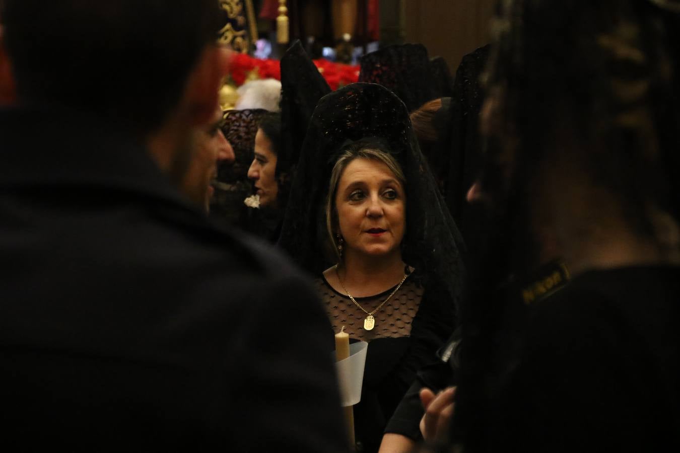 La Iglesia de Santa María de la Encarnación de Jerez de los Caballeros se convirtió, ayer, en el mejor escenario para aunar devoción y sentimiento cofrade. Jerezanos y foráneos se concentraron en su interior para ser partícipes y testigos del sentir y la fe de la Cofradía de 'Nuestro Padre Jesús Nazareno' por sus imágenes titulares. Aunque por la mañana la citada Cofradía sí pudo realizar su ceremonia del Santo Encuentro en el Llano de Santa María, por la tarde, la lluvia impidió la salida de la procesión del 'Santo Entierro'. FOTOS DEL INTERIOR DEL TEMPLO: MARI PAZ ROMERO. FOTOS DE LA SALIDA POR LA MAÑANA: ALBA VENEGAS.