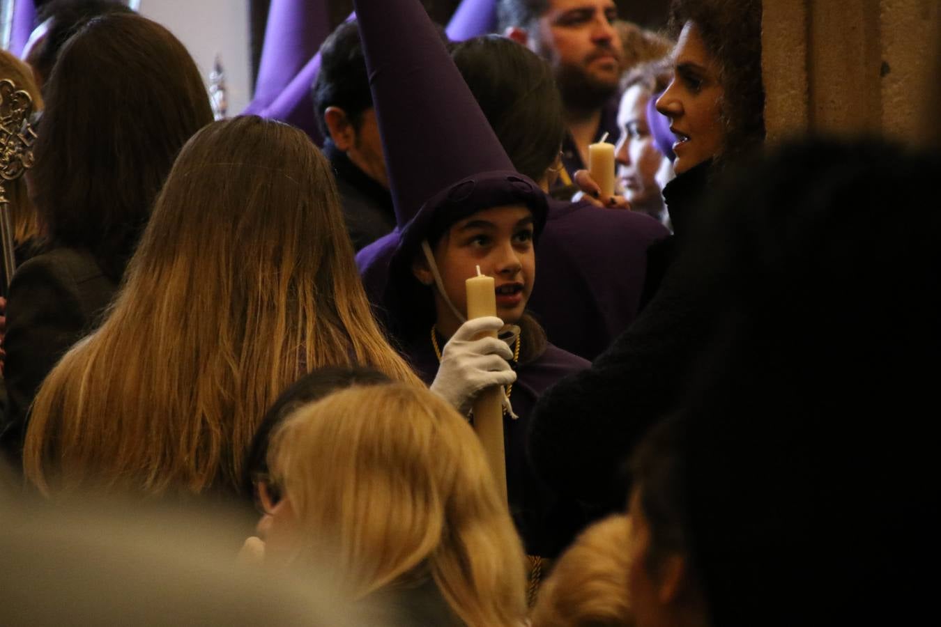 La Iglesia de Santa María de la Encarnación de Jerez de los Caballeros se convirtió, ayer, en el mejor escenario para aunar devoción y sentimiento cofrade. Jerezanos y foráneos se concentraron en su interior para ser partícipes y testigos del sentir y la fe de la Cofradía de 'Nuestro Padre Jesús Nazareno' por sus imágenes titulares. Aunque por la mañana la citada Cofradía sí pudo realizar su ceremonia del Santo Encuentro en el Llano de Santa María, por la tarde, la lluvia impidió la salida de la procesión del 'Santo Entierro'. FOTOS DEL INTERIOR DEL TEMPLO: MARI PAZ ROMERO. FOTOS DE LA SALIDA POR LA MAÑANA: ALBA VENEGAS.