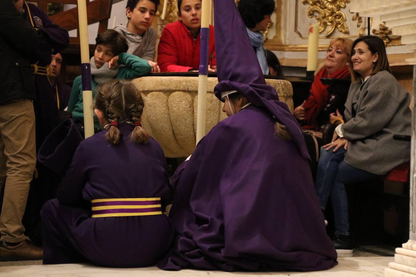 La Iglesia de Santa María de la Encarnación de Jerez de los Caballeros se convirtió, ayer, en el mejor escenario para aunar devoción y sentimiento cofrade. Jerezanos y foráneos se concentraron en su interior para ser partícipes y testigos del sentir y la fe de la Cofradía de 'Nuestro Padre Jesús Nazareno' por sus imágenes titulares. Aunque por la mañana la citada Cofradía sí pudo realizar su ceremonia del Santo Encuentro en el Llano de Santa María, por la tarde, la lluvia impidió la salida de la procesión del 'Santo Entierro'. FOTOS DEL INTERIOR DEL TEMPLO: MARI PAZ ROMERO. FOTOS DE LA SALIDA POR LA MAÑANA: ALBA VENEGAS.