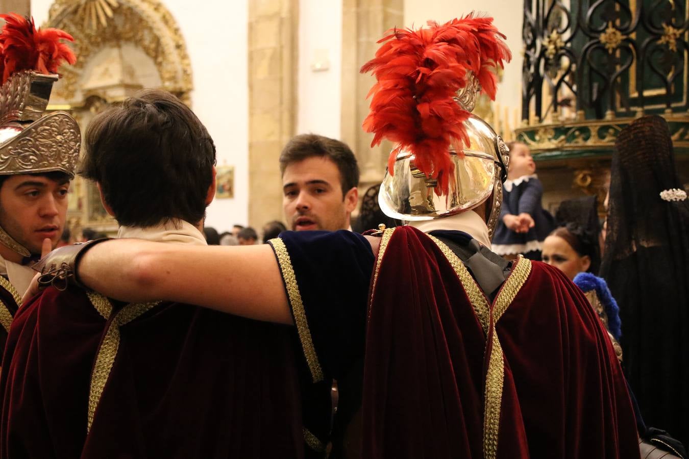La Iglesia de Santa María de la Encarnación de Jerez de los Caballeros se convirtió, ayer, en el mejor escenario para aunar devoción y sentimiento cofrade. Jerezanos y foráneos se concentraron en su interior para ser partícipes y testigos del sentir y la fe de la Cofradía de 'Nuestro Padre Jesús Nazareno' por sus imágenes titulares. Aunque por la mañana la citada Cofradía sí pudo realizar su ceremonia del Santo Encuentro en el Llano de Santa María, por la tarde, la lluvia impidió la salida de la procesión del 'Santo Entierro'. FOTOS DEL INTERIOR DEL TEMPLO: MARI PAZ ROMERO. FOTOS DE LA SALIDA POR LA MAÑANA: ALBA VENEGAS.