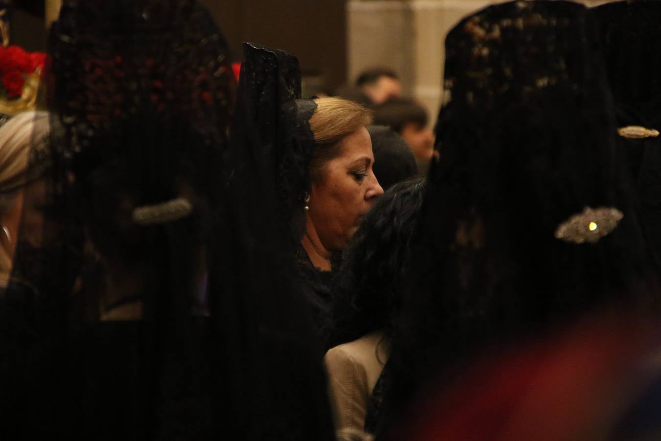 La Iglesia de Santa María de la Encarnación de Jerez de los Caballeros se convirtió, ayer, en el mejor escenario para aunar devoción y sentimiento cofrade. Jerezanos y foráneos se concentraron en su interior para ser partícipes y testigos del sentir y la fe de la Cofradía de 'Nuestro Padre Jesús Nazareno' por sus imágenes titulares. Aunque por la mañana la citada Cofradía sí pudo realizar su ceremonia del Santo Encuentro en el Llano de Santa María, por la tarde, la lluvia impidió la salida de la procesión del 'Santo Entierro'. FOTOS DEL INTERIOR DEL TEMPLO: MARI PAZ ROMERO. FOTOS DE LA SALIDA POR LA MAÑANA: ALBA VENEGAS.