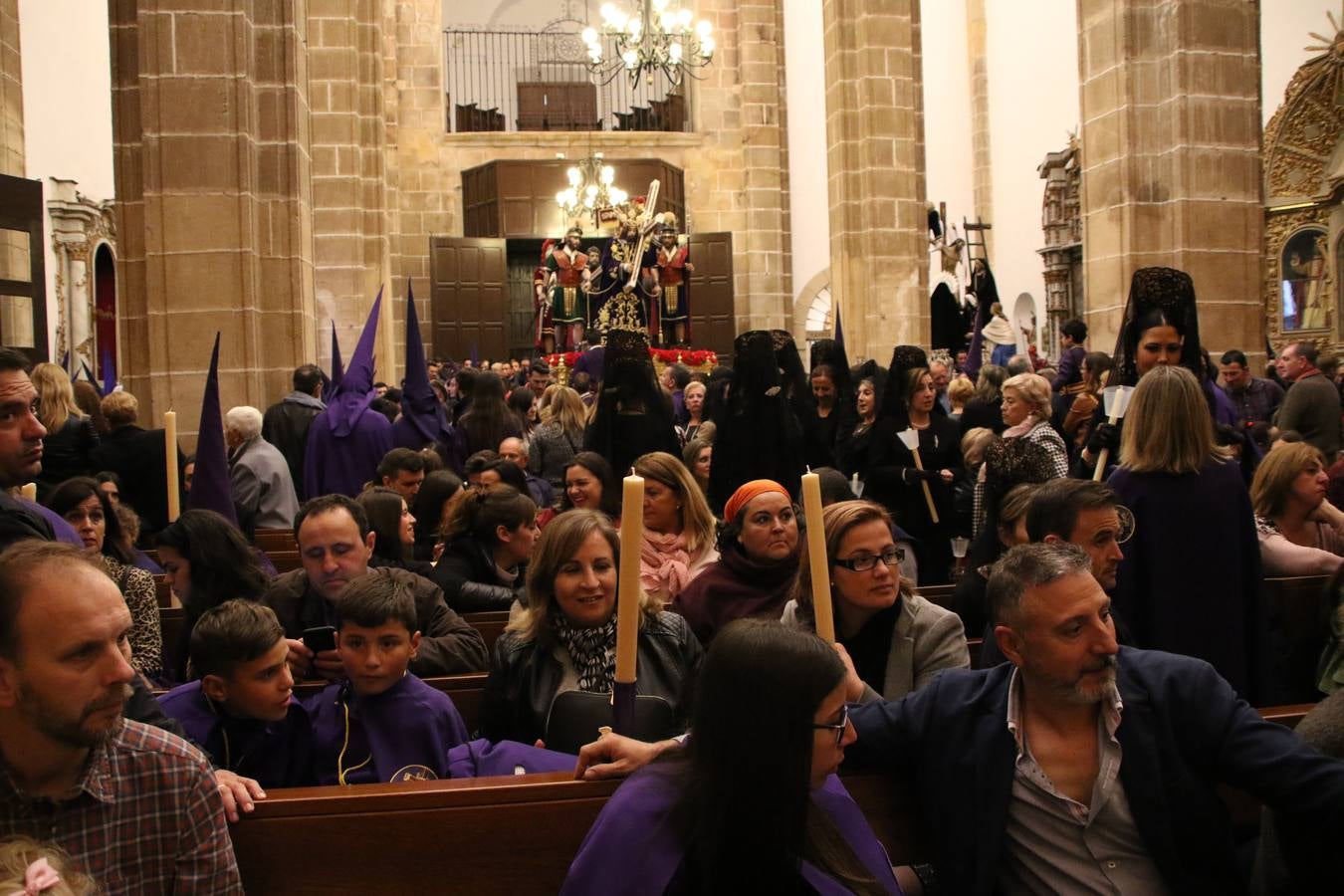 La Iglesia de Santa María de la Encarnación de Jerez de los Caballeros se convirtió, ayer, en el mejor escenario para aunar devoción y sentimiento cofrade. Jerezanos y foráneos se concentraron en su interior para ser partícipes y testigos del sentir y la fe de la Cofradía de 'Nuestro Padre Jesús Nazareno' por sus imágenes titulares. Aunque por la mañana la citada Cofradía sí pudo realizar su ceremonia del Santo Encuentro en el Llano de Santa María, por la tarde, la lluvia impidió la salida de la procesión del 'Santo Entierro'. FOTOS DEL INTERIOR DEL TEMPLO: MARI PAZ ROMERO. FOTOS DE LA SALIDA POR LA MAÑANA: ALBA VENEGAS.