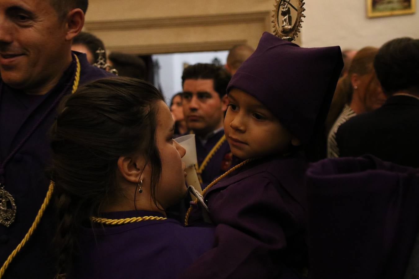 La Iglesia de Santa María de la Encarnación de Jerez de los Caballeros se convirtió, ayer, en el mejor escenario para aunar devoción y sentimiento cofrade. Jerezanos y foráneos se concentraron en su interior para ser partícipes y testigos del sentir y la fe de la Cofradía de 'Nuestro Padre Jesús Nazareno' por sus imágenes titulares. Aunque por la mañana la citada Cofradía sí pudo realizar su ceremonia del Santo Encuentro en el Llano de Santa María, por la tarde, la lluvia impidió la salida de la procesión del 'Santo Entierro'. FOTOS DEL INTERIOR DEL TEMPLO: MARI PAZ ROMERO. FOTOS DE LA SALIDA POR LA MAÑANA: ALBA VENEGAS.