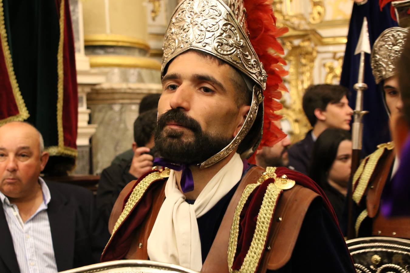 La Iglesia de Santa María de la Encarnación de Jerez de los Caballeros se convirtió, ayer, en el mejor escenario para aunar devoción y sentimiento cofrade. Jerezanos y foráneos se concentraron en su interior para ser partícipes y testigos del sentir y la fe de la Cofradía de 'Nuestro Padre Jesús Nazareno' por sus imágenes titulares. Aunque por la mañana la citada Cofradía sí pudo realizar su ceremonia del Santo Encuentro en el Llano de Santa María, por la tarde, la lluvia impidió la salida de la procesión del 'Santo Entierro'. FOTOS DEL INTERIOR DEL TEMPLO: MARI PAZ ROMERO. FOTOS DE LA SALIDA POR LA MAÑANA: ALBA VENEGAS.