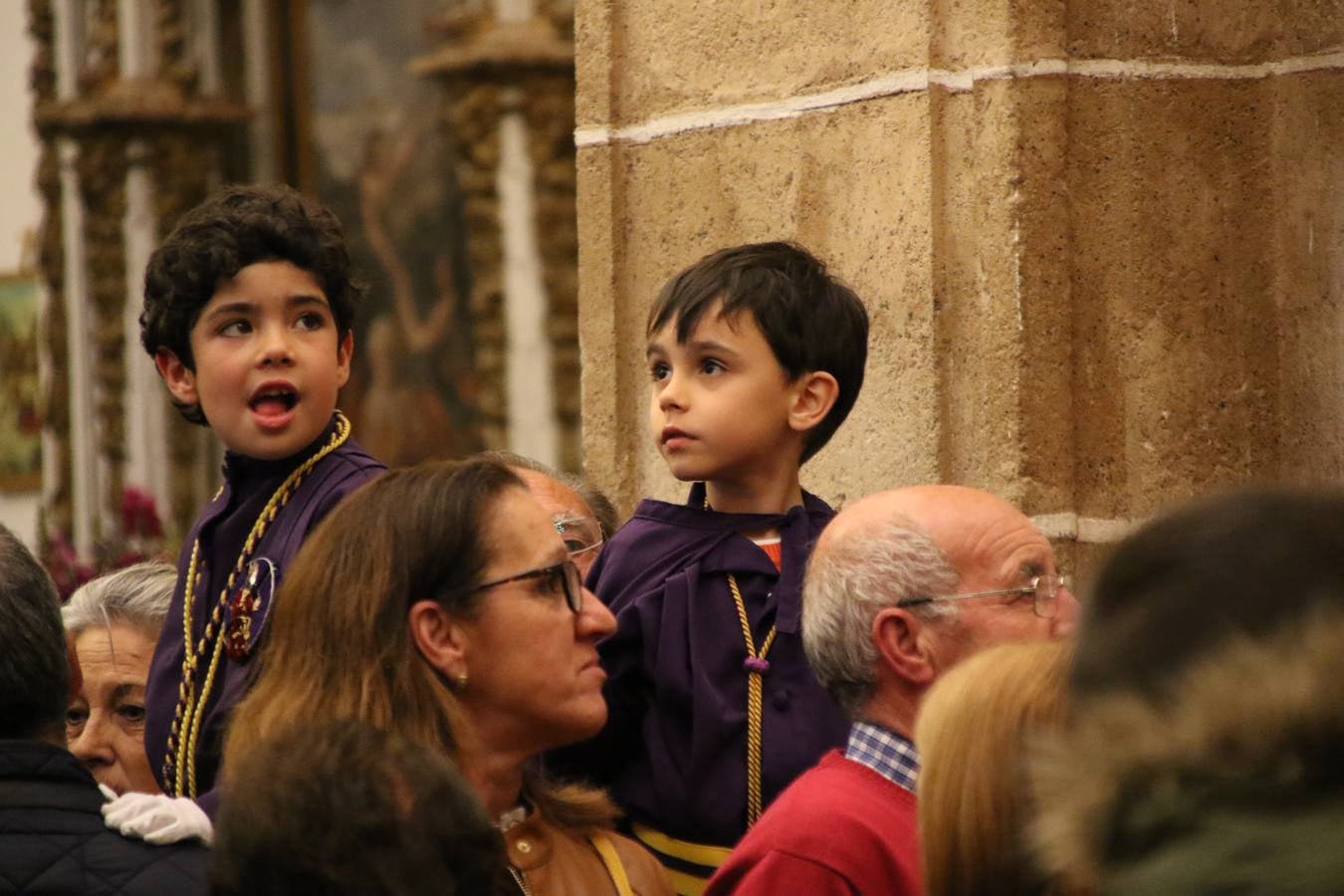 La Iglesia de Santa María de la Encarnación de Jerez de los Caballeros se convirtió, ayer, en el mejor escenario para aunar devoción y sentimiento cofrade. Jerezanos y foráneos se concentraron en su interior para ser partícipes y testigos del sentir y la fe de la Cofradía de 'Nuestro Padre Jesús Nazareno' por sus imágenes titulares. Aunque por la mañana la citada Cofradía sí pudo realizar su ceremonia del Santo Encuentro en el Llano de Santa María, por la tarde, la lluvia impidió la salida de la procesión del 'Santo Entierro'. FOTOS DEL INTERIOR DEL TEMPLO: MARI PAZ ROMERO. FOTOS DE LA SALIDA POR LA MAÑANA: ALBA VENEGAS.