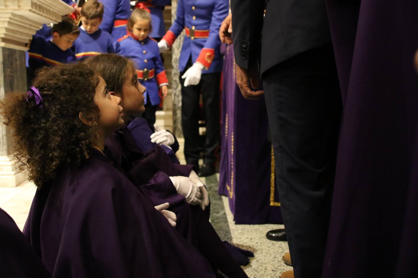 La Iglesia de Santa María de la Encarnación de Jerez de los Caballeros se convirtió, ayer, en el mejor escenario para aunar devoción y sentimiento cofrade. Jerezanos y foráneos se concentraron en su interior para ser partícipes y testigos del sentir y la fe de la Cofradía de 'Nuestro Padre Jesús Nazareno' por sus imágenes titulares. Aunque por la mañana la citada Cofradía sí pudo realizar su ceremonia del Santo Encuentro en el Llano de Santa María, por la tarde, la lluvia impidió la salida de la procesión del 'Santo Entierro'. FOTOS DEL INTERIOR DEL TEMPLO: MARI PAZ ROMERO. FOTOS DE LA SALIDA POR LA MAÑANA: ALBA VENEGAS.