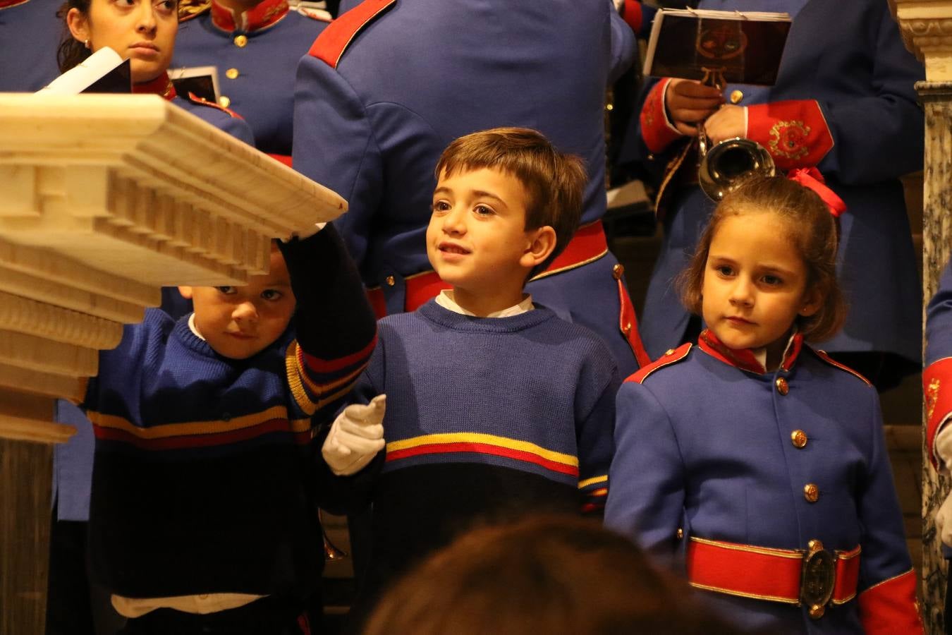 La Iglesia de Santa María de la Encarnación de Jerez de los Caballeros se convirtió, ayer, en el mejor escenario para aunar devoción y sentimiento cofrade. Jerezanos y foráneos se concentraron en su interior para ser partícipes y testigos del sentir y la fe de la Cofradía de 'Nuestro Padre Jesús Nazareno' por sus imágenes titulares. Aunque por la mañana la citada Cofradía sí pudo realizar su ceremonia del Santo Encuentro en el Llano de Santa María, por la tarde, la lluvia impidió la salida de la procesión del 'Santo Entierro'. FOTOS DEL INTERIOR DEL TEMPLO: MARI PAZ ROMERO. FOTOS DE LA SALIDA POR LA MAÑANA: ALBA VENEGAS.