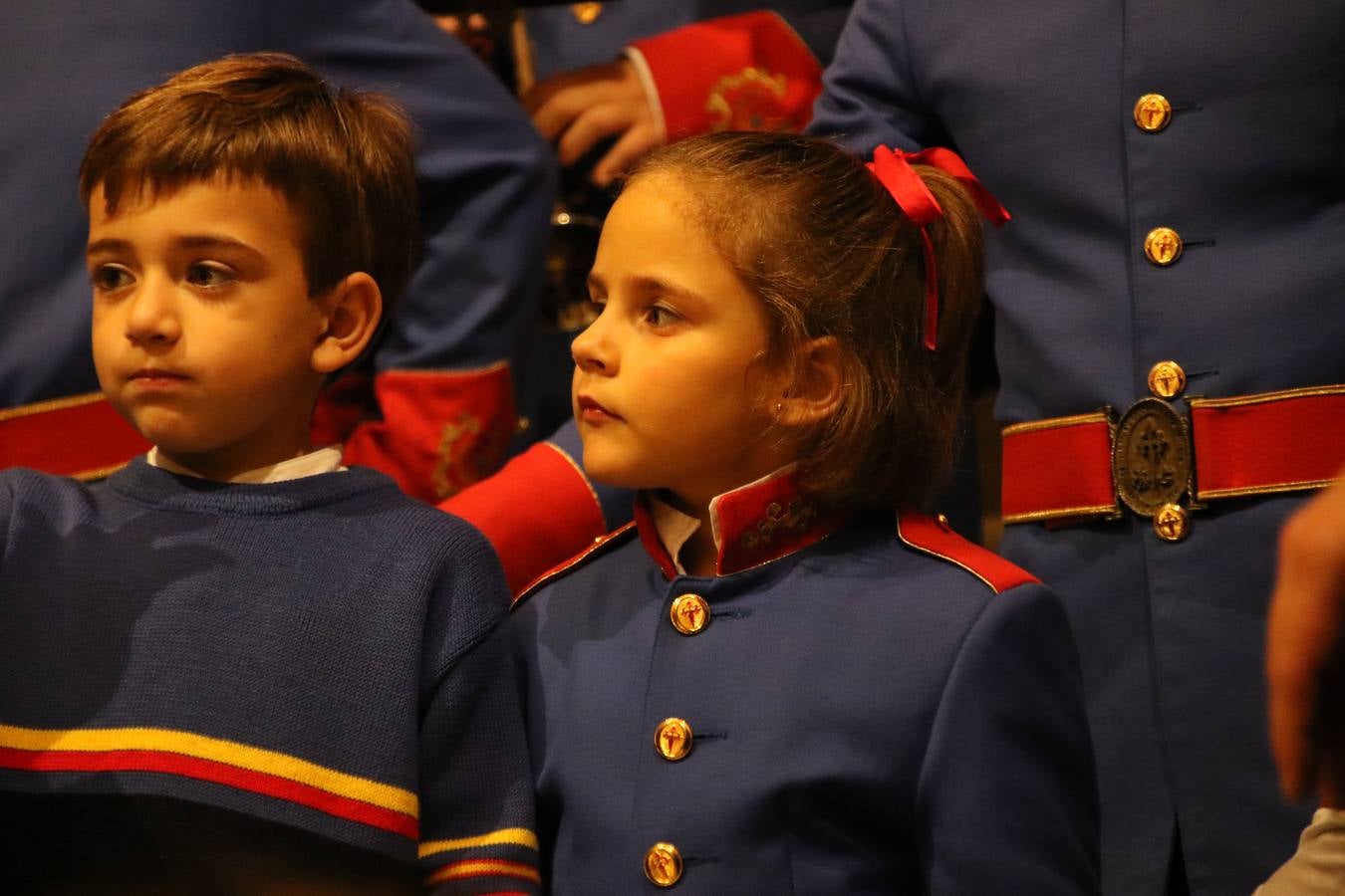 La Iglesia de Santa María de la Encarnación de Jerez de los Caballeros se convirtió, ayer, en el mejor escenario para aunar devoción y sentimiento cofrade. Jerezanos y foráneos se concentraron en su interior para ser partícipes y testigos del sentir y la fe de la Cofradía de 'Nuestro Padre Jesús Nazareno' por sus imágenes titulares. Aunque por la mañana la citada Cofradía sí pudo realizar su ceremonia del Santo Encuentro en el Llano de Santa María, por la tarde, la lluvia impidió la salida de la procesión del 'Santo Entierro'. FOTOS DEL INTERIOR DEL TEMPLO: MARI PAZ ROMERO. FOTOS DE LA SALIDA POR LA MAÑANA: ALBA VENEGAS.