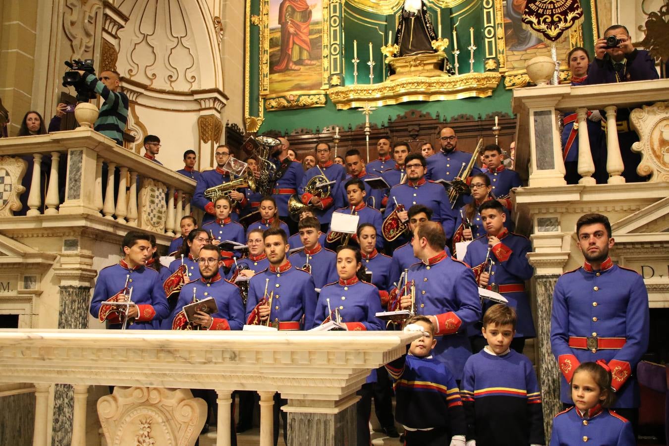 La Iglesia de Santa María de la Encarnación de Jerez de los Caballeros se convirtió, ayer, en el mejor escenario para aunar devoción y sentimiento cofrade. Jerezanos y foráneos se concentraron en su interior para ser partícipes y testigos del sentir y la fe de la Cofradía de 'Nuestro Padre Jesús Nazareno' por sus imágenes titulares. Aunque por la mañana la citada Cofradía sí pudo realizar su ceremonia del Santo Encuentro en el Llano de Santa María, por la tarde, la lluvia impidió la salida de la procesión del 'Santo Entierro'. FOTOS DEL INTERIOR DEL TEMPLO: MARI PAZ ROMERO. FOTOS DE LA SALIDA POR LA MAÑANA: ALBA VENEGAS.