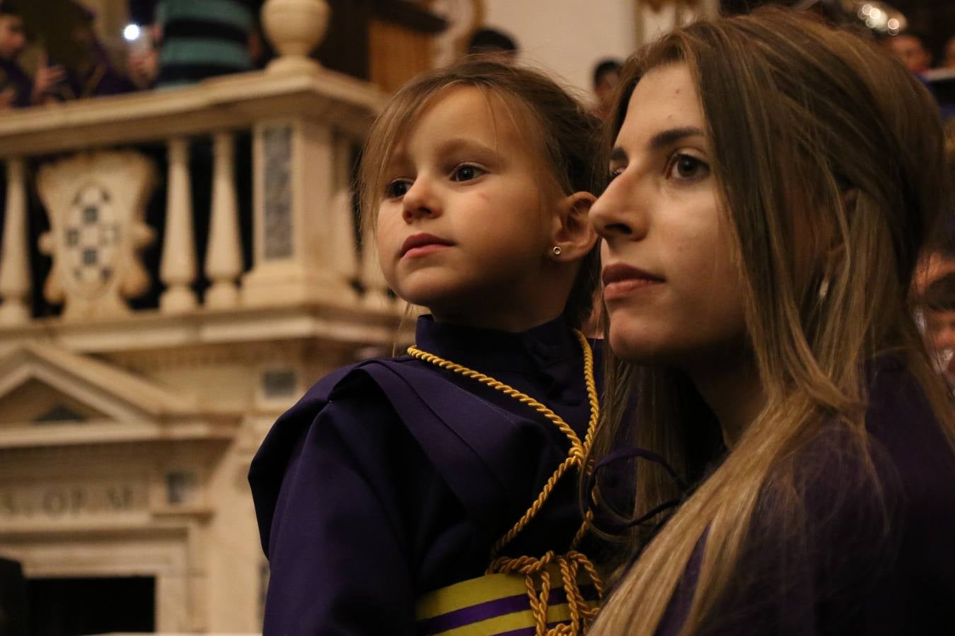 La Iglesia de Santa María de la Encarnación de Jerez de los Caballeros se convirtió, ayer, en el mejor escenario para aunar devoción y sentimiento cofrade. Jerezanos y foráneos se concentraron en su interior para ser partícipes y testigos del sentir y la fe de la Cofradía de 'Nuestro Padre Jesús Nazareno' por sus imágenes titulares. Aunque por la mañana la citada Cofradía sí pudo realizar su ceremonia del Santo Encuentro en el Llano de Santa María, por la tarde, la lluvia impidió la salida de la procesión del 'Santo Entierro'. FOTOS DEL INTERIOR DEL TEMPLO: MARI PAZ ROMERO. FOTOS DE LA SALIDA POR LA MAÑANA: ALBA VENEGAS.