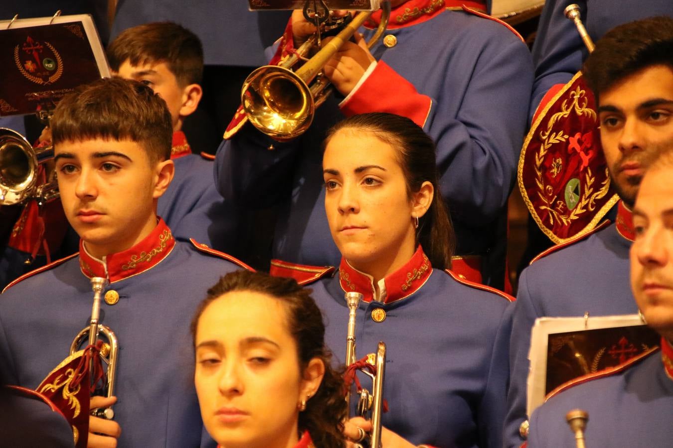 La Iglesia de Santa María de la Encarnación de Jerez de los Caballeros se convirtió, ayer, en el mejor escenario para aunar devoción y sentimiento cofrade. Jerezanos y foráneos se concentraron en su interior para ser partícipes y testigos del sentir y la fe de la Cofradía de 'Nuestro Padre Jesús Nazareno' por sus imágenes titulares. Aunque por la mañana la citada Cofradía sí pudo realizar su ceremonia del Santo Encuentro en el Llano de Santa María, por la tarde, la lluvia impidió la salida de la procesión del 'Santo Entierro'. FOTOS DEL INTERIOR DEL TEMPLO: MARI PAZ ROMERO. FOTOS DE LA SALIDA POR LA MAÑANA: ALBA VENEGAS.
