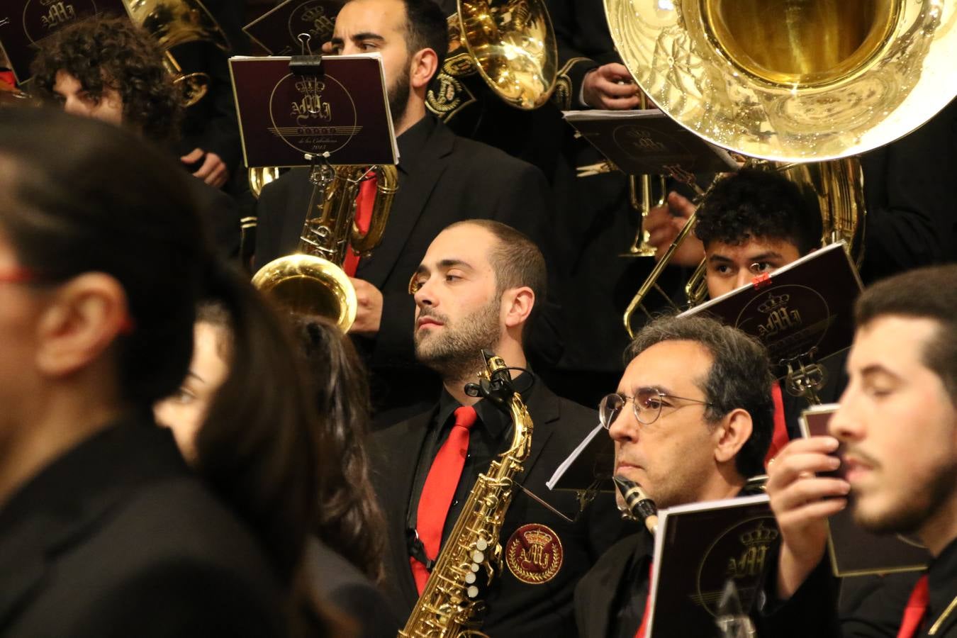 La Iglesia de Santa María de la Encarnación de Jerez de los Caballeros se convirtió, ayer, en el mejor escenario para aunar devoción y sentimiento cofrade. Jerezanos y foráneos se concentraron en su interior para ser partícipes y testigos del sentir y la fe de la Cofradía de 'Nuestro Padre Jesús Nazareno' por sus imágenes titulares. Aunque por la mañana la citada Cofradía sí pudo realizar su ceremonia del Santo Encuentro en el Llano de Santa María, por la tarde, la lluvia impidió la salida de la procesión del 'Santo Entierro'. FOTOS DEL INTERIOR DEL TEMPLO: MARI PAZ ROMERO. FOTOS DE LA SALIDA POR LA MAÑANA: ALBA VENEGAS.
