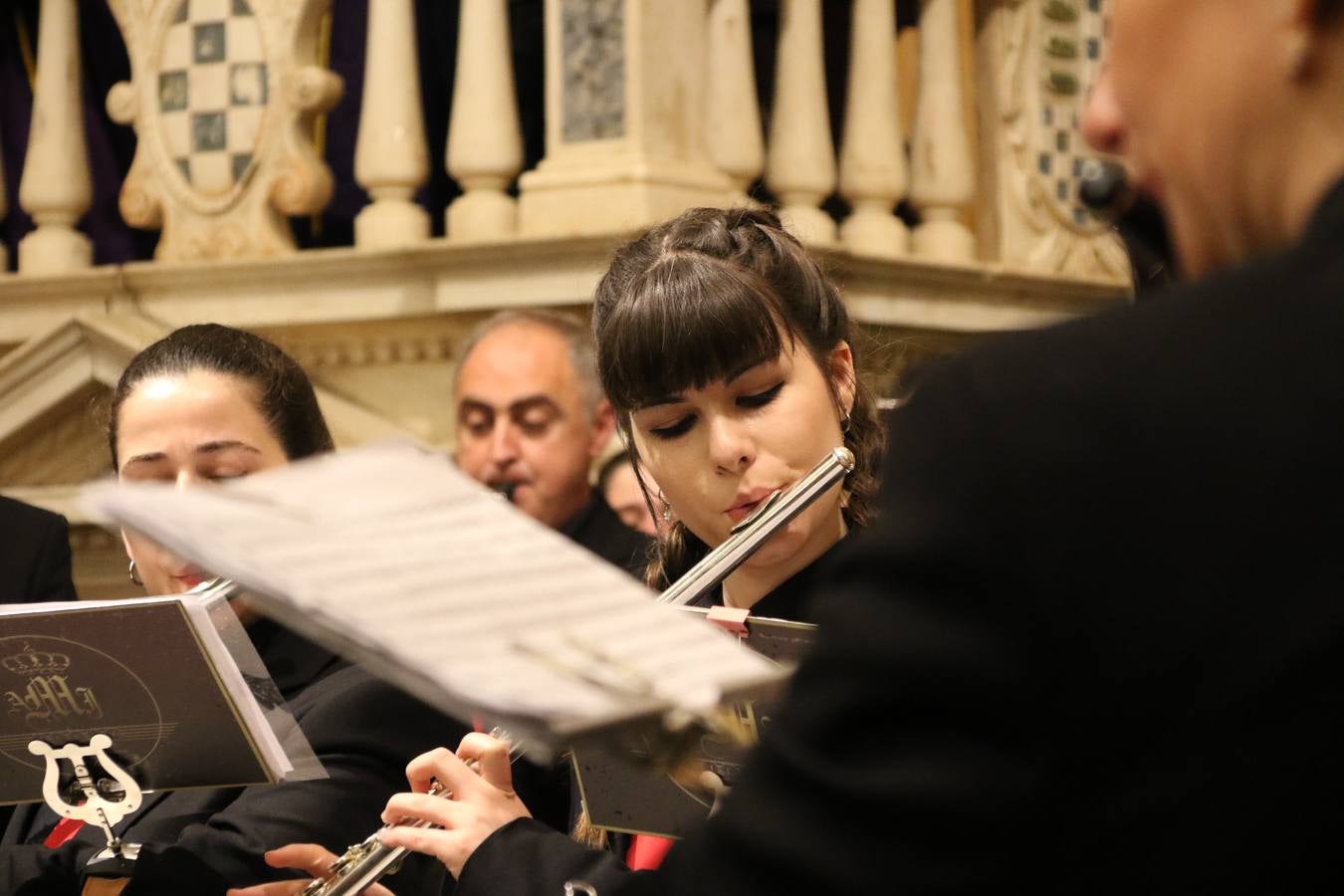 La Iglesia de Santa María de la Encarnación de Jerez de los Caballeros se convirtió, ayer, en el mejor escenario para aunar devoción y sentimiento cofrade. Jerezanos y foráneos se concentraron en su interior para ser partícipes y testigos del sentir y la fe de la Cofradía de 'Nuestro Padre Jesús Nazareno' por sus imágenes titulares. Aunque por la mañana la citada Cofradía sí pudo realizar su ceremonia del Santo Encuentro en el Llano de Santa María, por la tarde, la lluvia impidió la salida de la procesión del 'Santo Entierro'. FOTOS DEL INTERIOR DEL TEMPLO: MARI PAZ ROMERO. FOTOS DE LA SALIDA POR LA MAÑANA: ALBA VENEGAS.