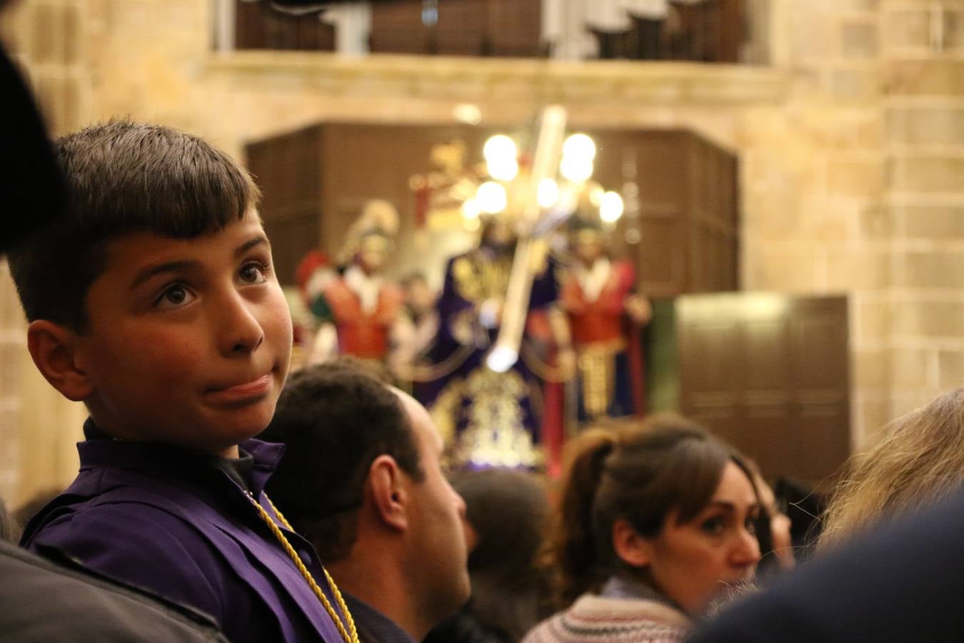 La Iglesia de Santa María de la Encarnación de Jerez de los Caballeros se convirtió, ayer, en el mejor escenario para aunar devoción y sentimiento cofrade. Jerezanos y foráneos se concentraron en su interior para ser partícipes y testigos del sentir y la fe de la Cofradía de 'Nuestro Padre Jesús Nazareno' por sus imágenes titulares. Aunque por la mañana la citada Cofradía sí pudo realizar su ceremonia del Santo Encuentro en el Llano de Santa María, por la tarde, la lluvia impidió la salida de la procesión del 'Santo Entierro'. FOTOS DEL INTERIOR DEL TEMPLO: MARI PAZ ROMERO. FOTOS DE LA SALIDA POR LA MAÑANA: ALBA VENEGAS.