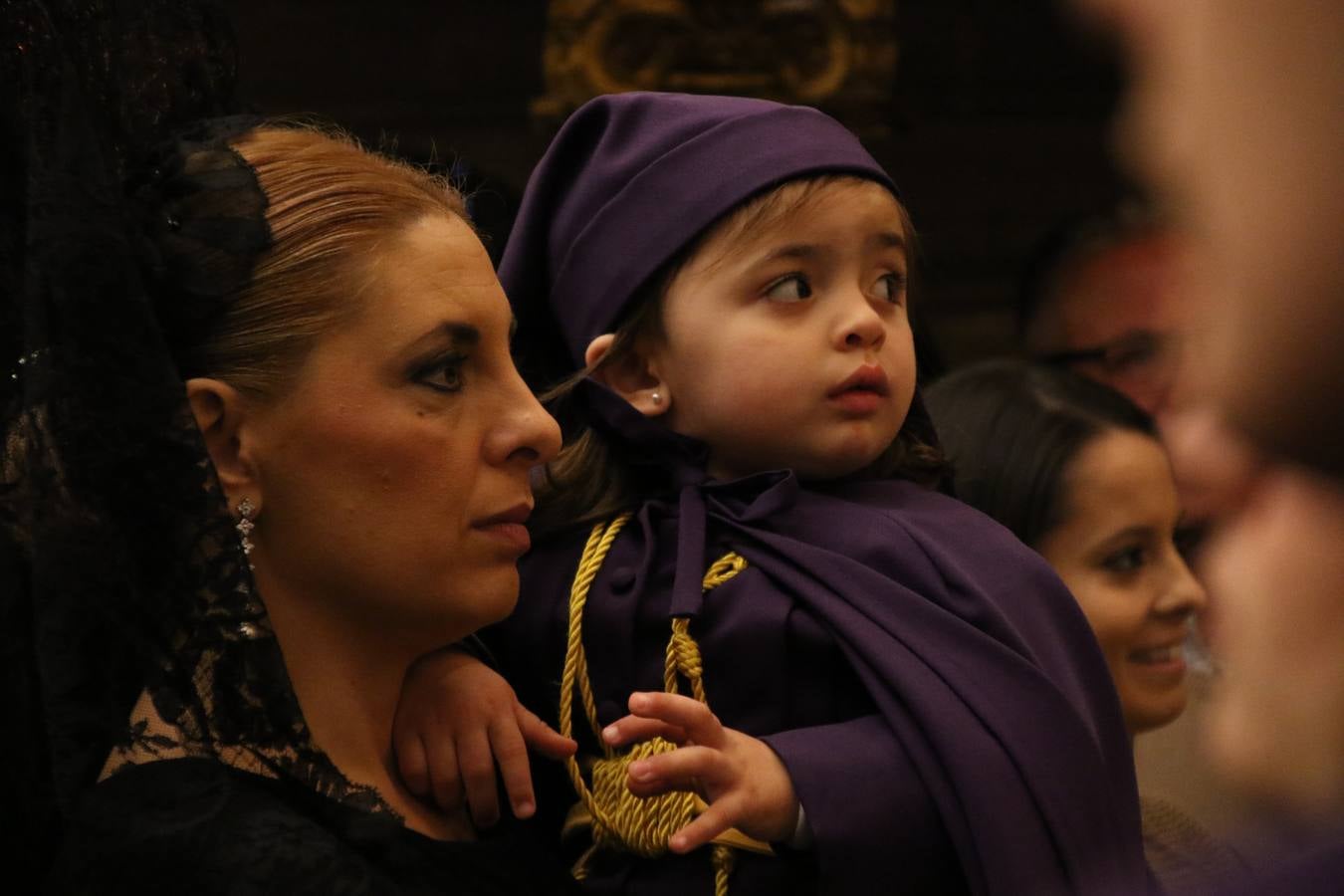 La Iglesia de Santa María de la Encarnación de Jerez de los Caballeros se convirtió, ayer, en el mejor escenario para aunar devoción y sentimiento cofrade. Jerezanos y foráneos se concentraron en su interior para ser partícipes y testigos del sentir y la fe de la Cofradía de 'Nuestro Padre Jesús Nazareno' por sus imágenes titulares. Aunque por la mañana la citada Cofradía sí pudo realizar su ceremonia del Santo Encuentro en el Llano de Santa María, por la tarde, la lluvia impidió la salida de la procesión del 'Santo Entierro'. FOTOS DEL INTERIOR DEL TEMPLO: MARI PAZ ROMERO. FOTOS DE LA SALIDA POR LA MAÑANA: ALBA VENEGAS.