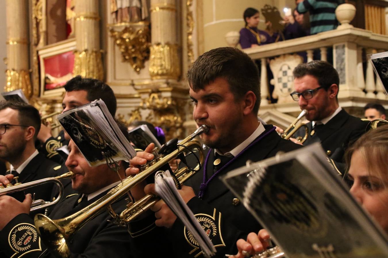 La Iglesia de Santa María de la Encarnación de Jerez de los Caballeros se convirtió, ayer, en el mejor escenario para aunar devoción y sentimiento cofrade. Jerezanos y foráneos se concentraron en su interior para ser partícipes y testigos del sentir y la fe de la Cofradía de 'Nuestro Padre Jesús Nazareno' por sus imágenes titulares. Aunque por la mañana la citada Cofradía sí pudo realizar su ceremonia del Santo Encuentro en el Llano de Santa María, por la tarde, la lluvia impidió la salida de la procesión del 'Santo Entierro'. FOTOS DEL INTERIOR DEL TEMPLO: MARI PAZ ROMERO. FOTOS DE LA SALIDA POR LA MAÑANA: ALBA VENEGAS.