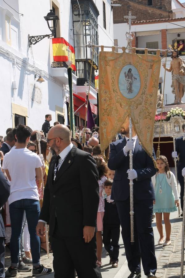 La luz y el gozo han puesto un gran broche a una Semana Santa, aciaga en sus momentos más intensos, a causa del mal tiempo que desde la noche del Miércoles y hasta el Viernes Santo trastocó en buena medida su desarrollo.Hoy el sol ha lucido en el cielo que como, cada Domingo de Resurrección, ha servido de Palio al hermoso Paso de la Virgen del Rosario, haciendo resplandecer, al tiempo, el momento culmen de esta celebración, el reencuentro en la Madre y el Hijo en la Fuente de los Santos, abarrotada de público. El momento ha sido emocionante, con los costaleros de la virgen y del Paso del Resucitado subiendo los brazos al cielo para representar el abrazo de ambas imágenes, ante la tradicional suelta de globos de ecolores y el estrépito de cornetas y tambores.La procesión ha seguido su curso hacia la Plaza de España, también muy concurrida, siendo en este escenario donde, miembros de Grupo Joven de la Cofradía del Coronado han regalado una petalada a la Virgen del Rosario. Ha sido un ofecimiento de la citada Cofradía que la noche del pasado Jueves no pudo obsequiar a su Virgen de la Amargura con esta lluvia de pétalos de rosas, a causa del mal tiempo.Así ha terminado la Semana Santa, incompleta para varias cofradías. La parte más amarga la han vivido la Cofradía del Señor Ecce-Homo que vió acortado su recorrido el Miércoles en una noche desapacible. También la Archicofradía del Santísimo Sacramento que apenas pudo asomarse a la calle y vió concentradas sus emociones en el templo patronal y la Cofradía del Señor Coronado de Espinas que también concentró el sentimieno y la devoción en la ermita de los Santos Mártires, viviendo momenos íntimos de gran emotividad. La Hermandad de la Esperanza Macarena brilló, sin embargo, en la Madrugá jerezana y la Cofradía de Nuestro Padre Jesús Nazareno derrochó fervor la tarde del Viernes en el interior de la iglesia visigoda de Santa María.