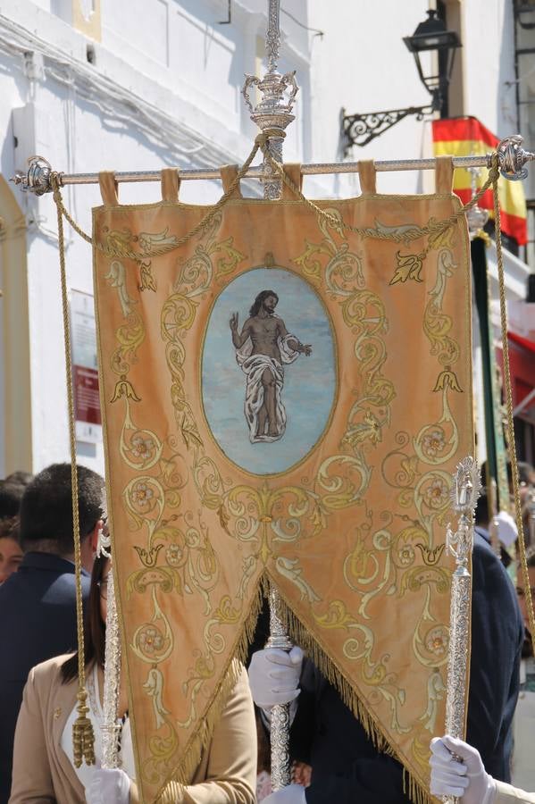 La luz y el gozo han puesto un gran broche a una Semana Santa, aciaga en sus momentos más intensos, a causa del mal tiempo que desde la noche del Miércoles y hasta el Viernes Santo trastocó en buena medida su desarrollo.Hoy el sol ha lucido en el cielo que como, cada Domingo de Resurrección, ha servido de Palio al hermoso Paso de la Virgen del Rosario, haciendo resplandecer, al tiempo, el momento culmen de esta celebración, el reencuentro en la Madre y el Hijo en la Fuente de los Santos, abarrotada de público. El momento ha sido emocionante, con los costaleros de la virgen y del Paso del Resucitado subiendo los brazos al cielo para representar el abrazo de ambas imágenes, ante la tradicional suelta de globos de ecolores y el estrépito de cornetas y tambores.La procesión ha seguido su curso hacia la Plaza de España, también muy concurrida, siendo en este escenario donde, miembros de Grupo Joven de la Cofradía del Coronado han regalado una petalada a la Virgen del Rosario. Ha sido un ofecimiento de la citada Cofradía que la noche del pasado Jueves no pudo obsequiar a su Virgen de la Amargura con esta lluvia de pétalos de rosas, a causa del mal tiempo.Así ha terminado la Semana Santa, incompleta para varias cofradías. La parte más amarga la han vivido la Cofradía del Señor Ecce-Homo que vió acortado su recorrido el Miércoles en una noche desapacible. También la Archicofradía del Santísimo Sacramento que apenas pudo asomarse a la calle y vió concentradas sus emociones en el templo patronal y la Cofradía del Señor Coronado de Espinas que también concentró el sentimieno y la devoción en la ermita de los Santos Mártires, viviendo momenos íntimos de gran emotividad. La Hermandad de la Esperanza Macarena brilló, sin embargo, en la Madrugá jerezana y la Cofradía de Nuestro Padre Jesús Nazareno derrochó fervor la tarde del Viernes en el interior de la iglesia visigoda de Santa María.
