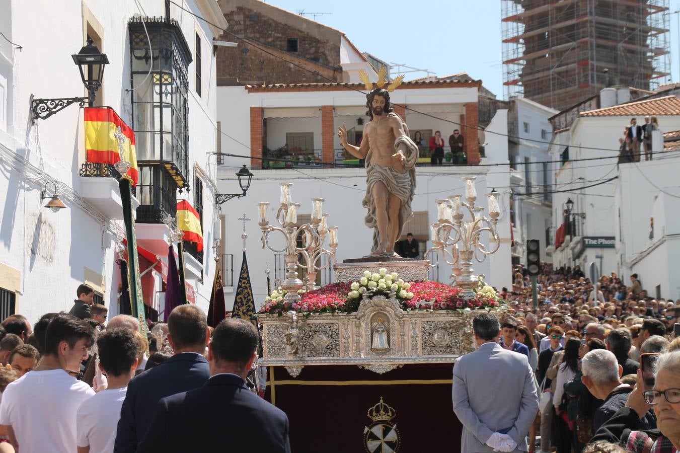La luz y el gozo han puesto un gran broche a una Semana Santa, aciaga en sus momentos más intensos, a causa del mal tiempo que desde la noche del Miércoles y hasta el Viernes Santo trastocó en buena medida su desarrollo.Hoy el sol ha lucido en el cielo que como, cada Domingo de Resurrección, ha servido de Palio al hermoso Paso de la Virgen del Rosario, haciendo resplandecer, al tiempo, el momento culmen de esta celebración, el reencuentro en la Madre y el Hijo en la Fuente de los Santos, abarrotada de público. El momento ha sido emocionante, con los costaleros de la virgen y del Paso del Resucitado subiendo los brazos al cielo para representar el abrazo de ambas imágenes, ante la tradicional suelta de globos de ecolores y el estrépito de cornetas y tambores.La procesión ha seguido su curso hacia la Plaza de España, también muy concurrida, siendo en este escenario donde, miembros de Grupo Joven de la Cofradía del Coronado han regalado una petalada a la Virgen del Rosario. Ha sido un ofecimiento de la citada Cofradía que la noche del pasado Jueves no pudo obsequiar a su Virgen de la Amargura con esta lluvia de pétalos de rosas, a causa del mal tiempo.Así ha terminado la Semana Santa, incompleta para varias cofradías. La parte más amarga la han vivido la Cofradía del Señor Ecce-Homo que vió acortado su recorrido el Miércoles en una noche desapacible. También la Archicofradía del Santísimo Sacramento que apenas pudo asomarse a la calle y vió concentradas sus emociones en el templo patronal y la Cofradía del Señor Coronado de Espinas que también concentró el sentimieno y la devoción en la ermita de los Santos Mártires, viviendo momenos íntimos de gran emotividad. La Hermandad de la Esperanza Macarena brilló, sin embargo, en la Madrugá jerezana y la Cofradía de Nuestro Padre Jesús Nazareno derrochó fervor la tarde del Viernes en el interior de la iglesia visigoda de Santa María.