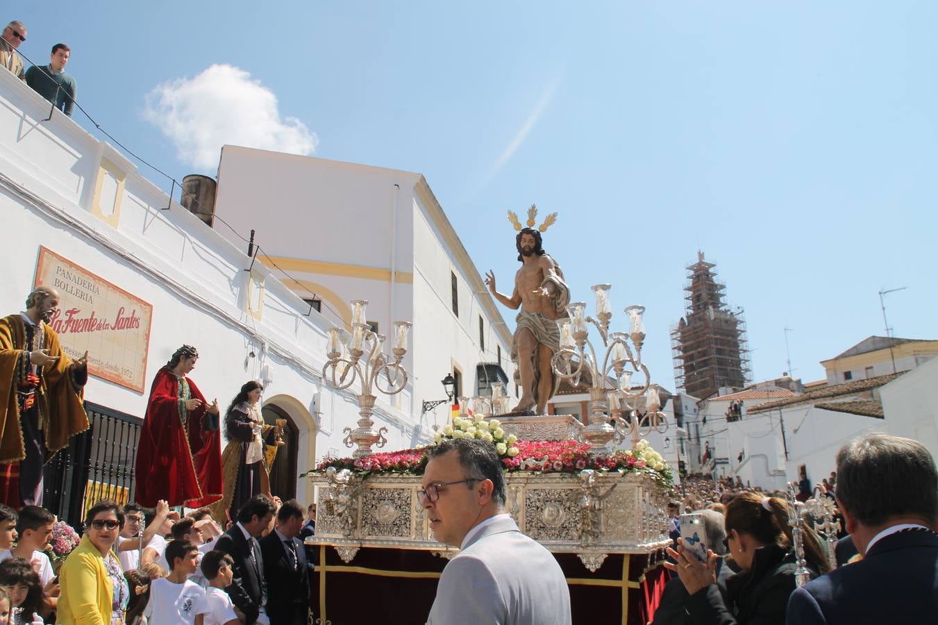 La luz y el gozo han puesto un gran broche a una Semana Santa, aciaga en sus momentos más intensos, a causa del mal tiempo que desde la noche del Miércoles y hasta el Viernes Santo trastocó en buena medida su desarrollo.Hoy el sol ha lucido en el cielo que como, cada Domingo de Resurrección, ha servido de Palio al hermoso Paso de la Virgen del Rosario, haciendo resplandecer, al tiempo, el momento culmen de esta celebración, el reencuentro en la Madre y el Hijo en la Fuente de los Santos, abarrotada de público. El momento ha sido emocionante, con los costaleros de la virgen y del Paso del Resucitado subiendo los brazos al cielo para representar el abrazo de ambas imágenes, ante la tradicional suelta de globos de ecolores y el estrépito de cornetas y tambores.La procesión ha seguido su curso hacia la Plaza de España, también muy concurrida, siendo en este escenario donde, miembros de Grupo Joven de la Cofradía del Coronado han regalado una petalada a la Virgen del Rosario. Ha sido un ofecimiento de la citada Cofradía que la noche del pasado Jueves no pudo obsequiar a su Virgen de la Amargura con esta lluvia de pétalos de rosas, a causa del mal tiempo.Así ha terminado la Semana Santa, incompleta para varias cofradías. La parte más amarga la han vivido la Cofradía del Señor Ecce-Homo que vió acortado su recorrido el Miércoles en una noche desapacible. También la Archicofradía del Santísimo Sacramento que apenas pudo asomarse a la calle y vió concentradas sus emociones en el templo patronal y la Cofradía del Señor Coronado de Espinas que también concentró el sentimieno y la devoción en la ermita de los Santos Mártires, viviendo momenos íntimos de gran emotividad. La Hermandad de la Esperanza Macarena brilló, sin embargo, en la Madrugá jerezana y la Cofradía de Nuestro Padre Jesús Nazareno derrochó fervor la tarde del Viernes en el interior de la iglesia visigoda de Santa María.