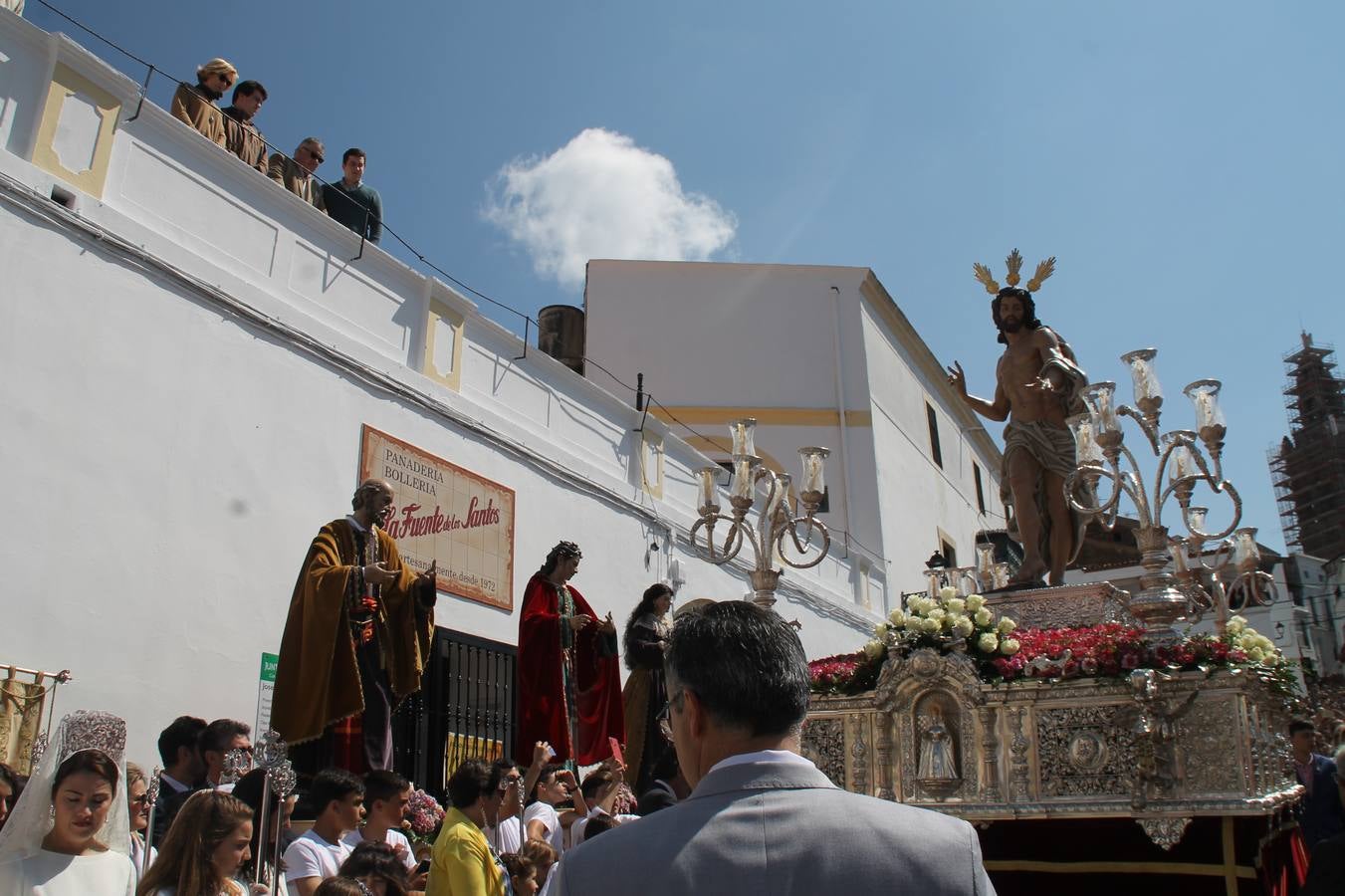 La luz y el gozo han puesto un gran broche a una Semana Santa, aciaga en sus momentos más intensos, a causa del mal tiempo que desde la noche del Miércoles y hasta el Viernes Santo trastocó en buena medida su desarrollo.Hoy el sol ha lucido en el cielo que como, cada Domingo de Resurrección, ha servido de Palio al hermoso Paso de la Virgen del Rosario, haciendo resplandecer, al tiempo, el momento culmen de esta celebración, el reencuentro en la Madre y el Hijo en la Fuente de los Santos, abarrotada de público. El momento ha sido emocionante, con los costaleros de la virgen y del Paso del Resucitado subiendo los brazos al cielo para representar el abrazo de ambas imágenes, ante la tradicional suelta de globos de ecolores y el estrépito de cornetas y tambores.La procesión ha seguido su curso hacia la Plaza de España, también muy concurrida, siendo en este escenario donde, miembros de Grupo Joven de la Cofradía del Coronado han regalado una petalada a la Virgen del Rosario. Ha sido un ofecimiento de la citada Cofradía que la noche del pasado Jueves no pudo obsequiar a su Virgen de la Amargura con esta lluvia de pétalos de rosas, a causa del mal tiempo.Así ha terminado la Semana Santa, incompleta para varias cofradías. La parte más amarga la han vivido la Cofradía del Señor Ecce-Homo que vió acortado su recorrido el Miércoles en una noche desapacible. También la Archicofradía del Santísimo Sacramento que apenas pudo asomarse a la calle y vió concentradas sus emociones en el templo patronal y la Cofradía del Señor Coronado de Espinas que también concentró el sentimieno y la devoción en la ermita de los Santos Mártires, viviendo momenos íntimos de gran emotividad. La Hermandad de la Esperanza Macarena brilló, sin embargo, en la Madrugá jerezana y la Cofradía de Nuestro Padre Jesús Nazareno derrochó fervor la tarde del Viernes en el interior de la iglesia visigoda de Santa María.