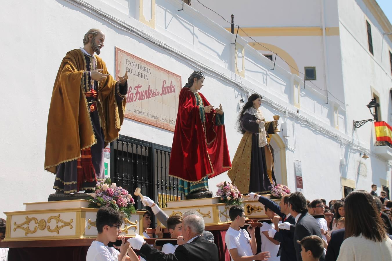 La luz y el gozo han puesto un gran broche a una Semana Santa, aciaga en sus momentos más intensos, a causa del mal tiempo que desde la noche del Miércoles y hasta el Viernes Santo trastocó en buena medida su desarrollo.Hoy el sol ha lucido en el cielo que como, cada Domingo de Resurrección, ha servido de Palio al hermoso Paso de la Virgen del Rosario, haciendo resplandecer, al tiempo, el momento culmen de esta celebración, el reencuentro en la Madre y el Hijo en la Fuente de los Santos, abarrotada de público. El momento ha sido emocionante, con los costaleros de la virgen y del Paso del Resucitado subiendo los brazos al cielo para representar el abrazo de ambas imágenes, ante la tradicional suelta de globos de ecolores y el estrépito de cornetas y tambores.La procesión ha seguido su curso hacia la Plaza de España, también muy concurrida, siendo en este escenario donde, miembros de Grupo Joven de la Cofradía del Coronado han regalado una petalada a la Virgen del Rosario. Ha sido un ofecimiento de la citada Cofradía que la noche del pasado Jueves no pudo obsequiar a su Virgen de la Amargura con esta lluvia de pétalos de rosas, a causa del mal tiempo.Así ha terminado la Semana Santa, incompleta para varias cofradías. La parte más amarga la han vivido la Cofradía del Señor Ecce-Homo que vió acortado su recorrido el Miércoles en una noche desapacible. También la Archicofradía del Santísimo Sacramento que apenas pudo asomarse a la calle y vió concentradas sus emociones en el templo patronal y la Cofradía del Señor Coronado de Espinas que también concentró el sentimieno y la devoción en la ermita de los Santos Mártires, viviendo momenos íntimos de gran emotividad. La Hermandad de la Esperanza Macarena brilló, sin embargo, en la Madrugá jerezana y la Cofradía de Nuestro Padre Jesús Nazareno derrochó fervor la tarde del Viernes en el interior de la iglesia visigoda de Santa María.